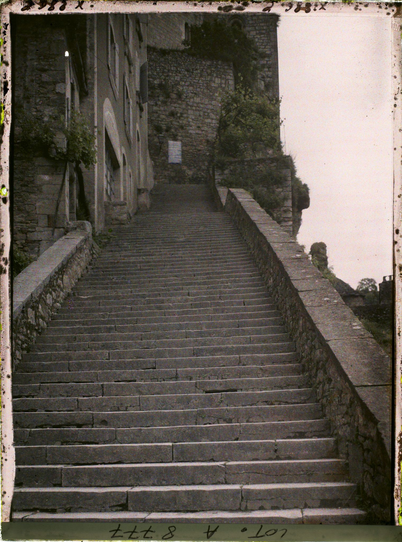 Image représentant France, Roc-Amadour, L'escalier que les pélerins montent à genoux