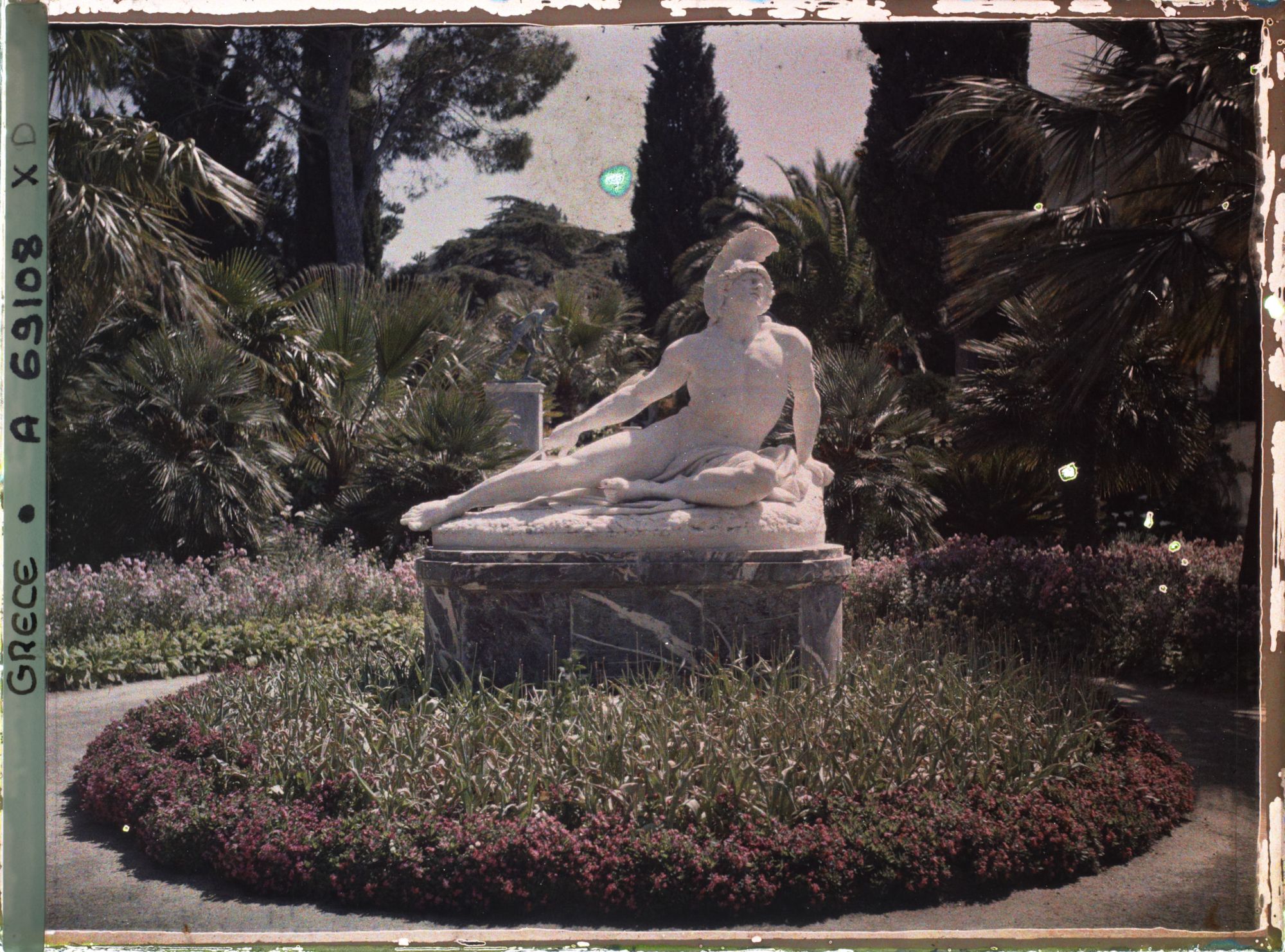 Image représentant L'Achilleion - Dans le Parc, une statue