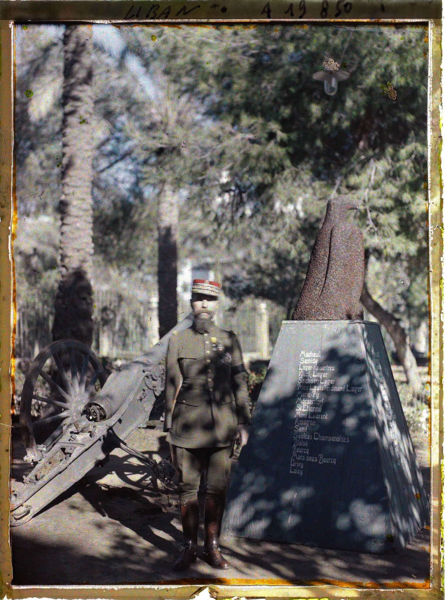 Image représentant Le général Gouraud, haut-commissaire de la République française, devant " L'Aigle de la champagne " dans le parc de sa résidence