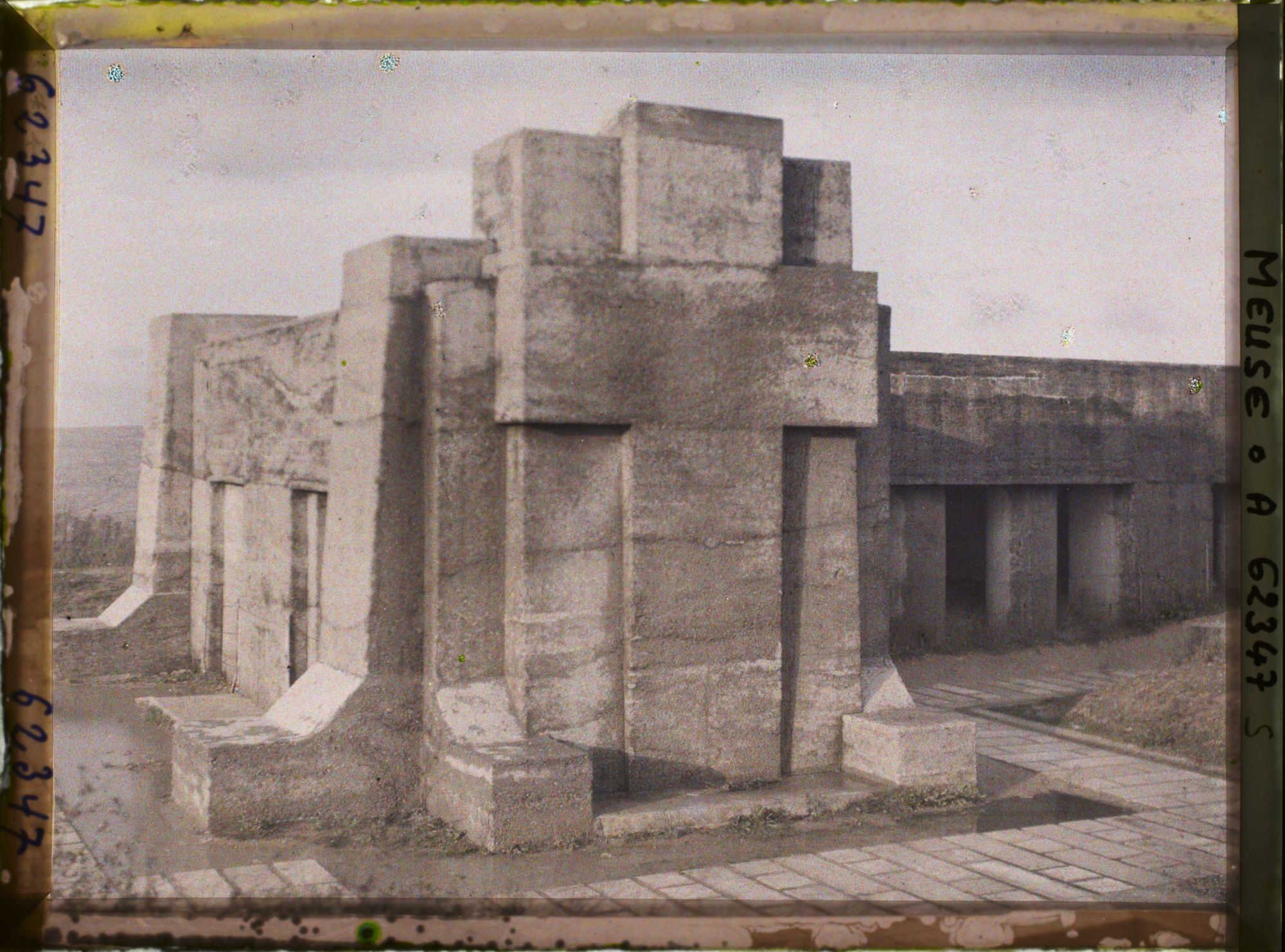 Image représentant Meuse, Douaumont, Le monument de la Tranchée des baïonnettes