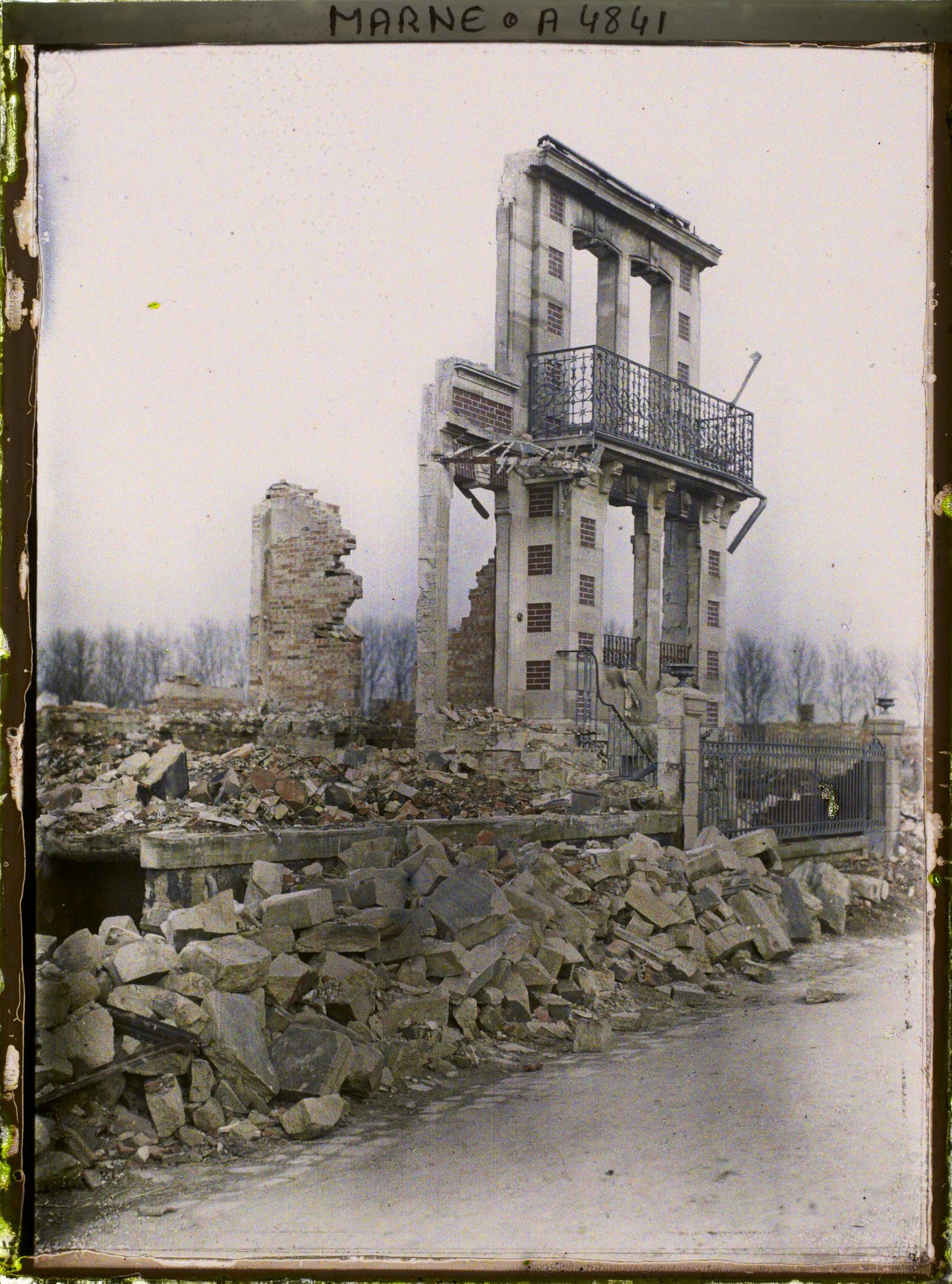Image représentant La maison en ruine de M. Peronne dans la Grande-Rue