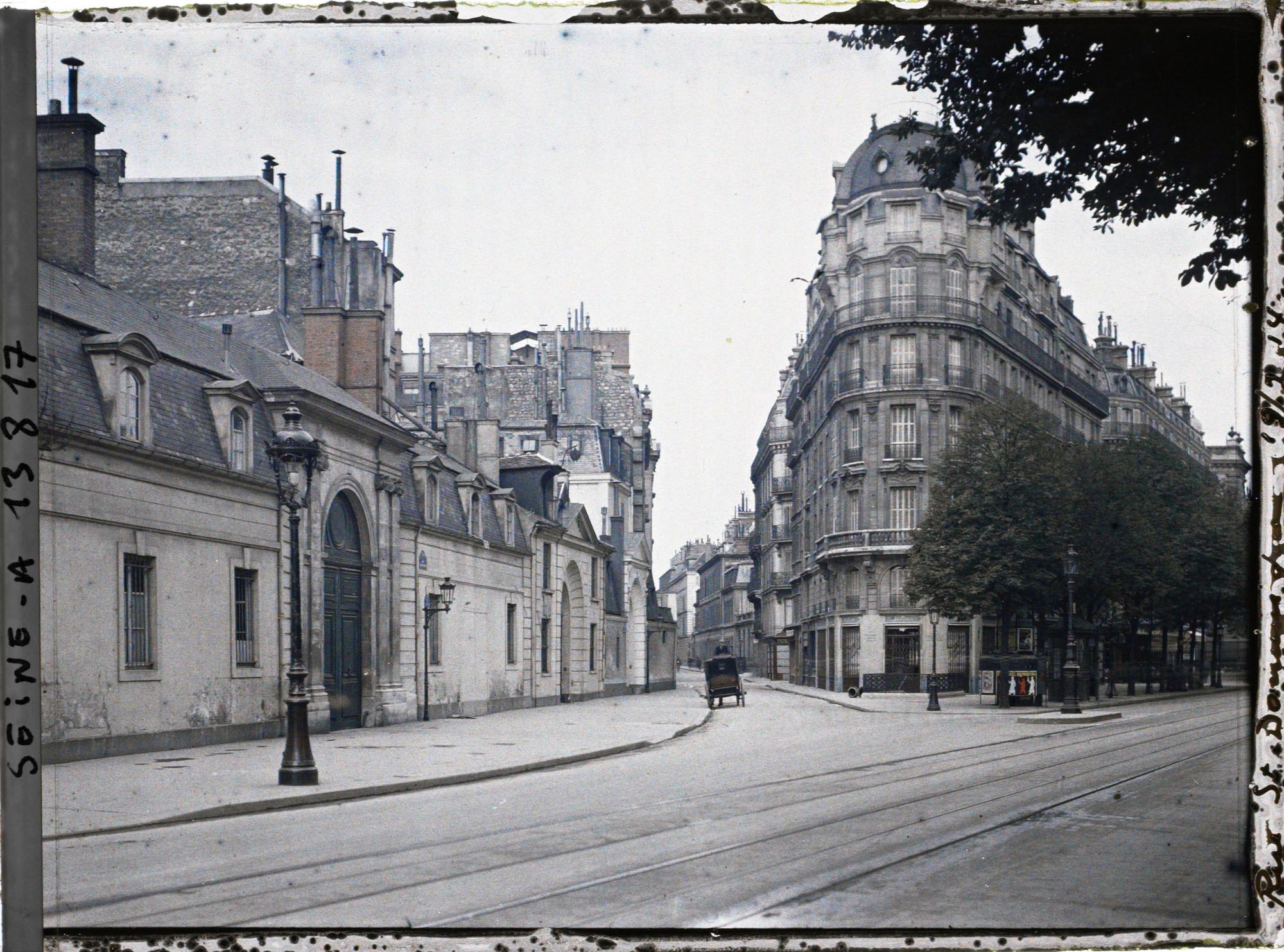 Image représentant La rue Saint-Dominique vue du boulevard Saint-Germain