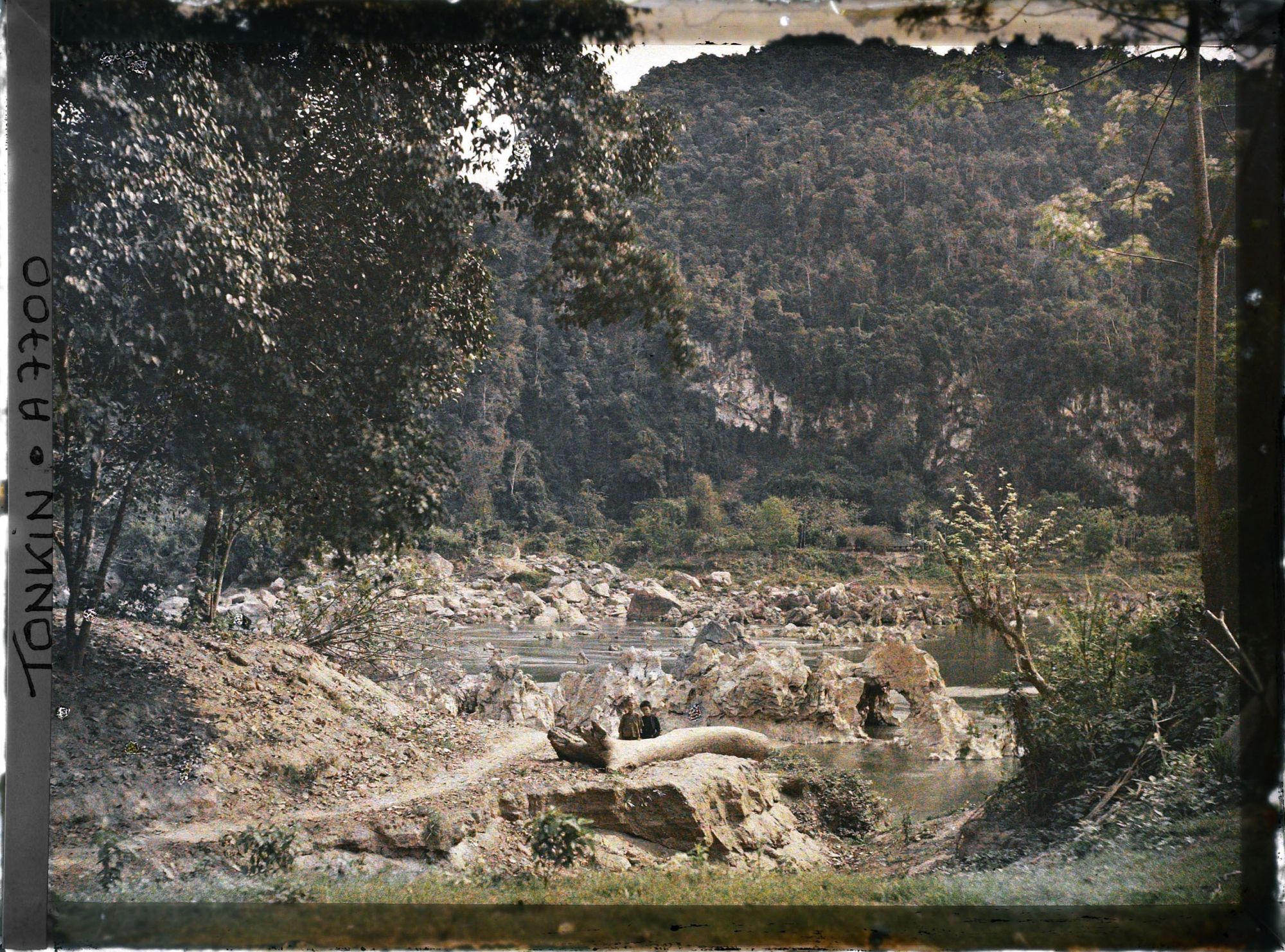 Image représentant Une vue d'ensemble du barrage de rochers sur la rivière Noire, prise du village