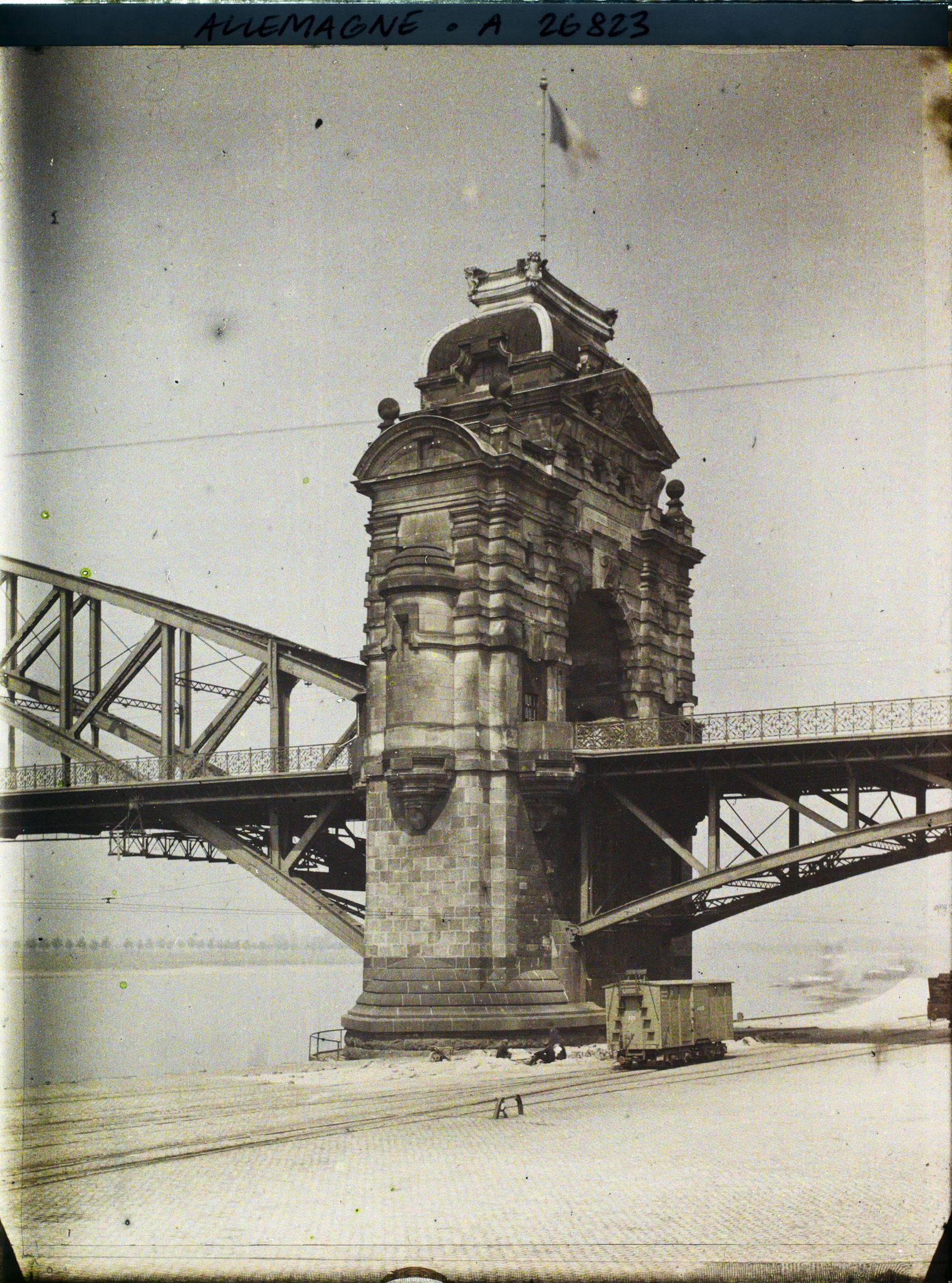 Image représentant Allemagne, Düsseldorf, Occupation Française Pilier du Pont s/ le Rhin coté Düsseldorf