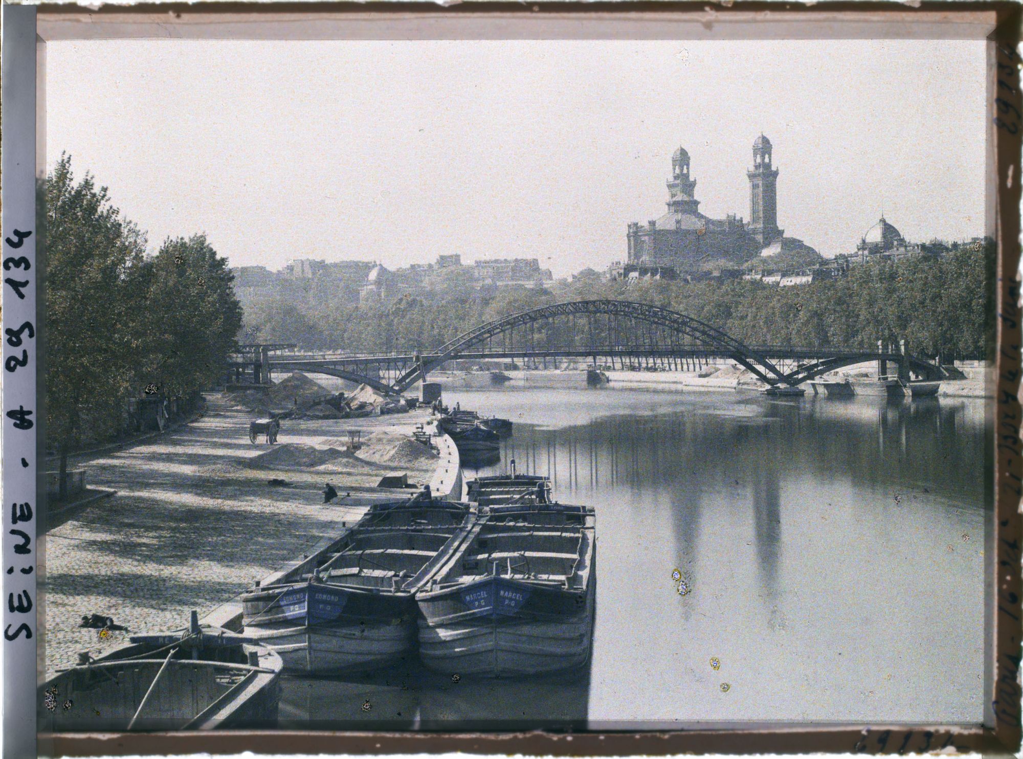 Image représentant La passerelle Debilly et le Trocadéro depuis l'actuel quai Branly (une partie du quai d'Orsay jusqu'en 1941)