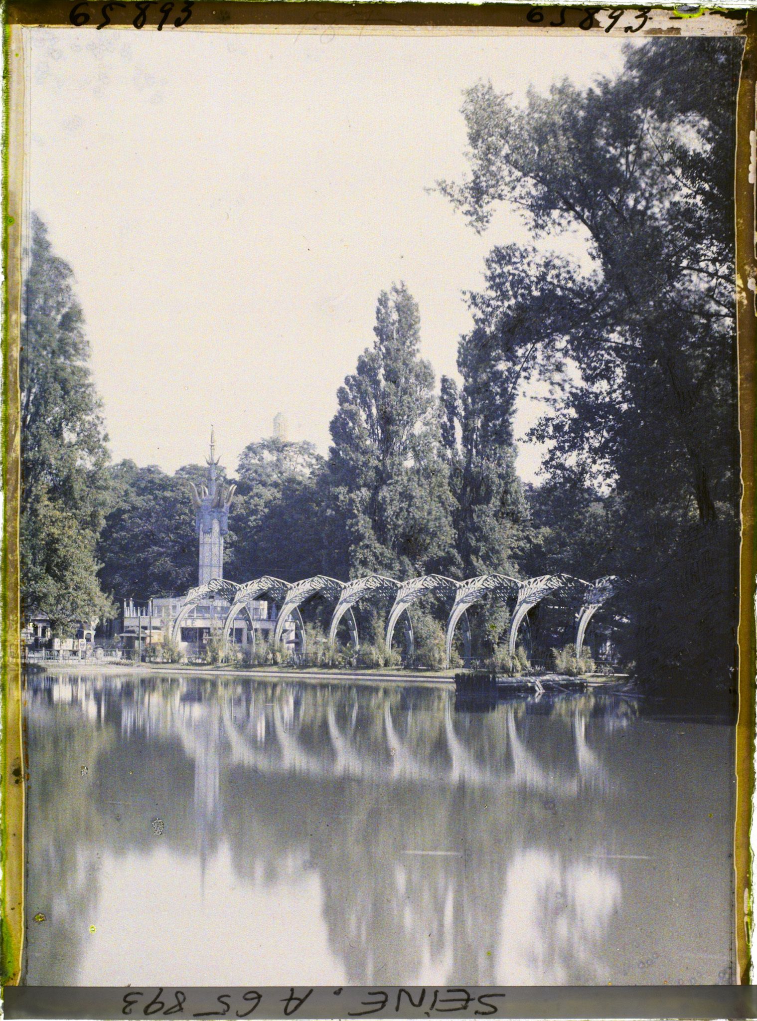 Image représentant L'Exposition Coloniale Internationale de 1931, vue sur le lac Daumesnil en direction de la passerelle des Palmes