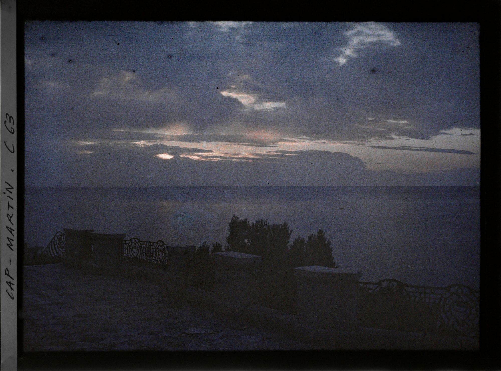 Image représentant Partie est de la terrasse supérieure à la villa Kahn, dite villa Zamir, se dessinant à contre-jour