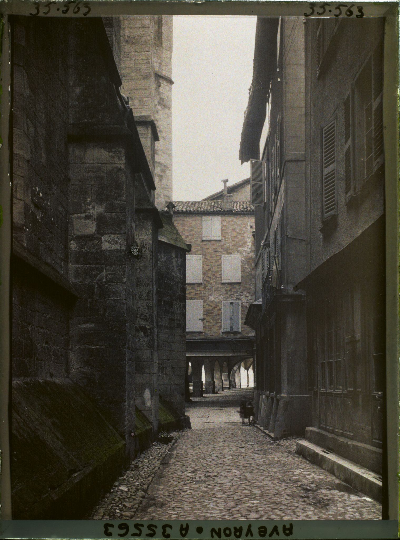 Image représentant La rue Notre-Dame, avec les Arcades Reynies