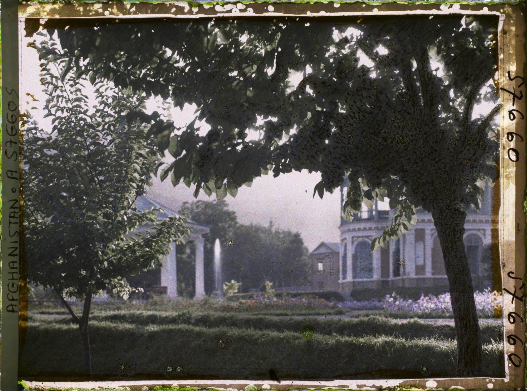 Image représentant Dans le Jardin public (Bâgh-e omumi), à gauche, le kiosque à musique et à droite, la maison de thé
