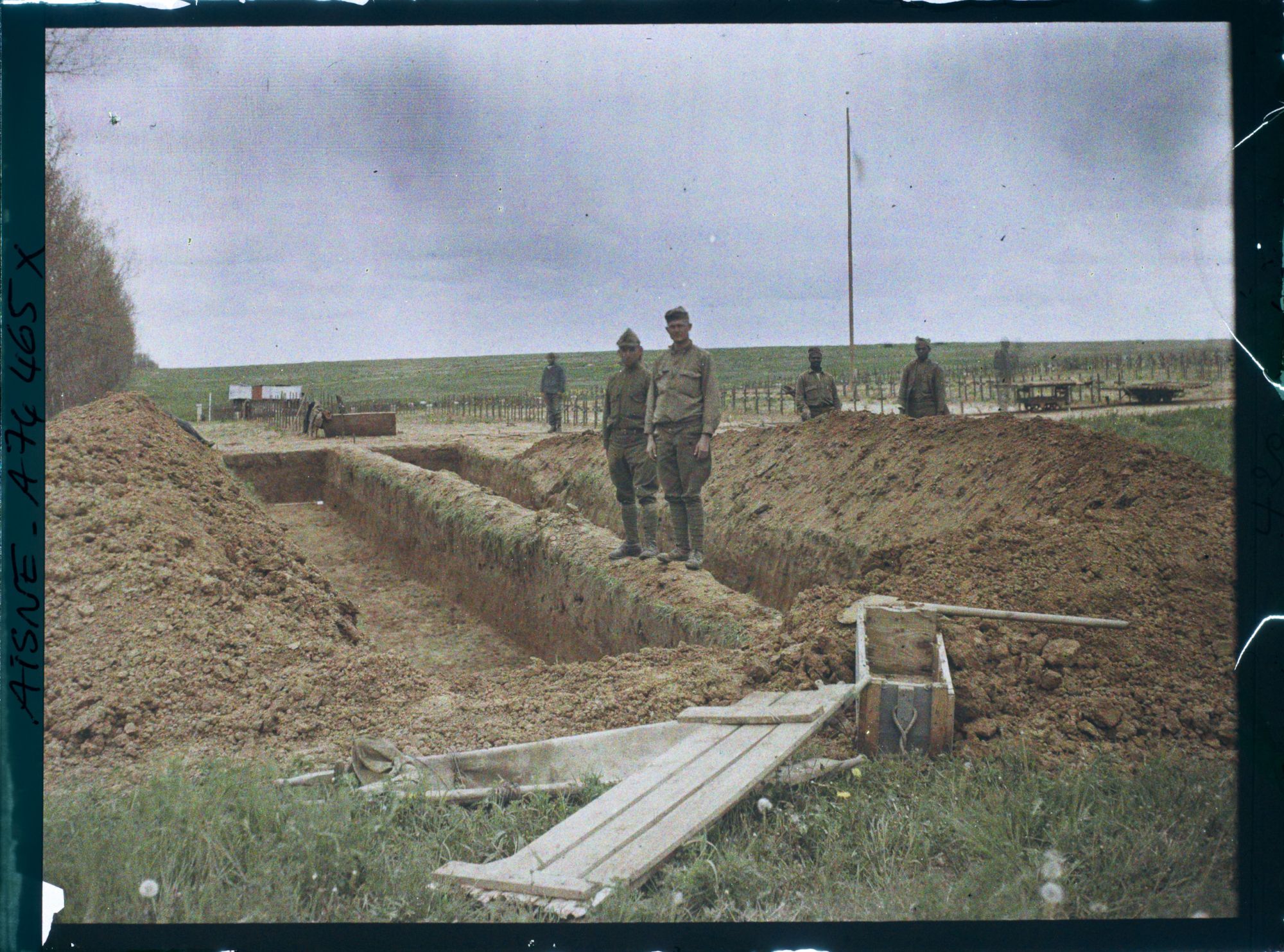 Image représentant Militaires prenant la pose devant les fosses creusées pour enterrer les soldats