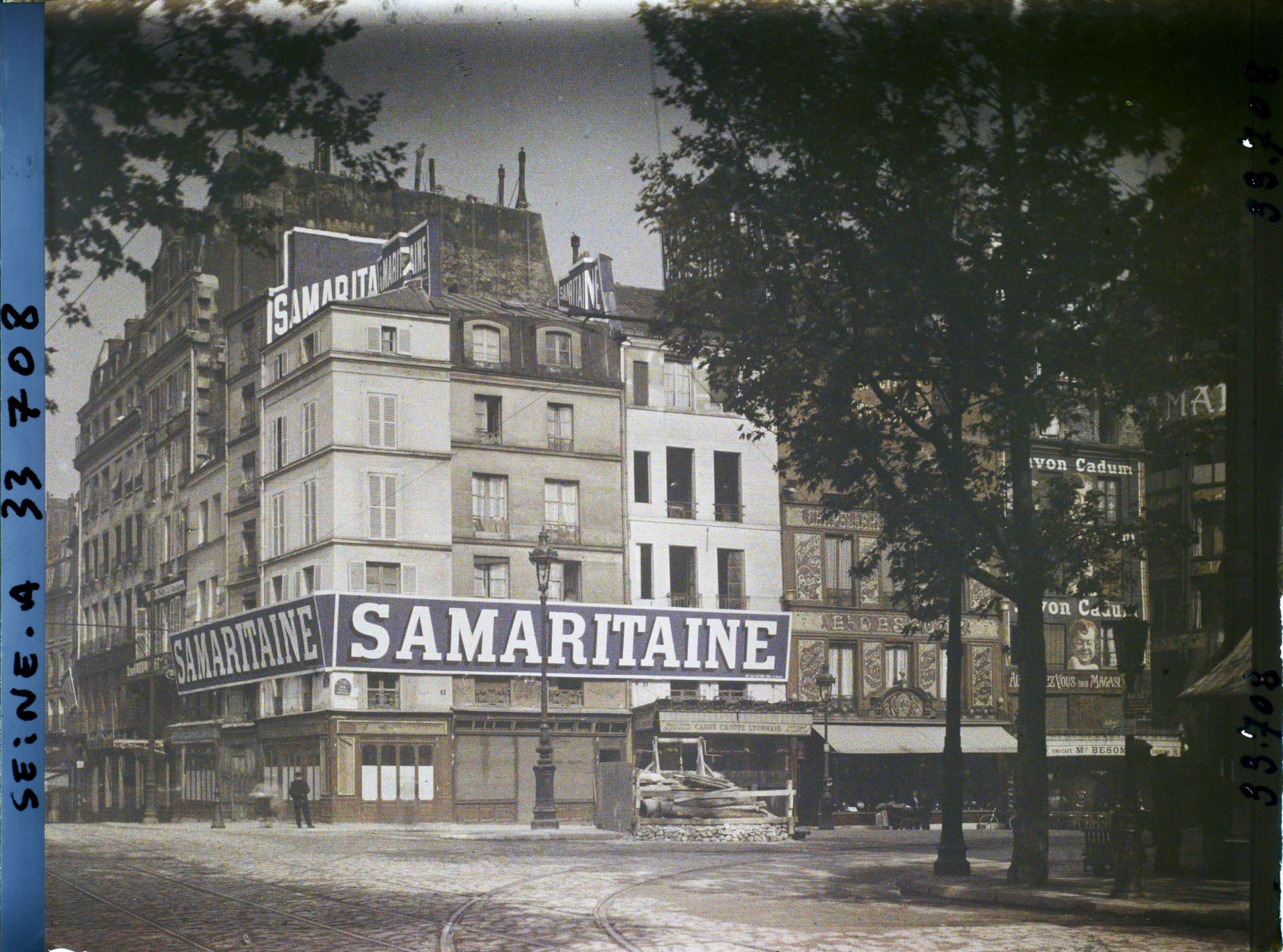 Image représentant La Samaritaine à l'angle du quai du Louvre et de la rue de la Monnaie, vue depuis le quai de la Mégisserie