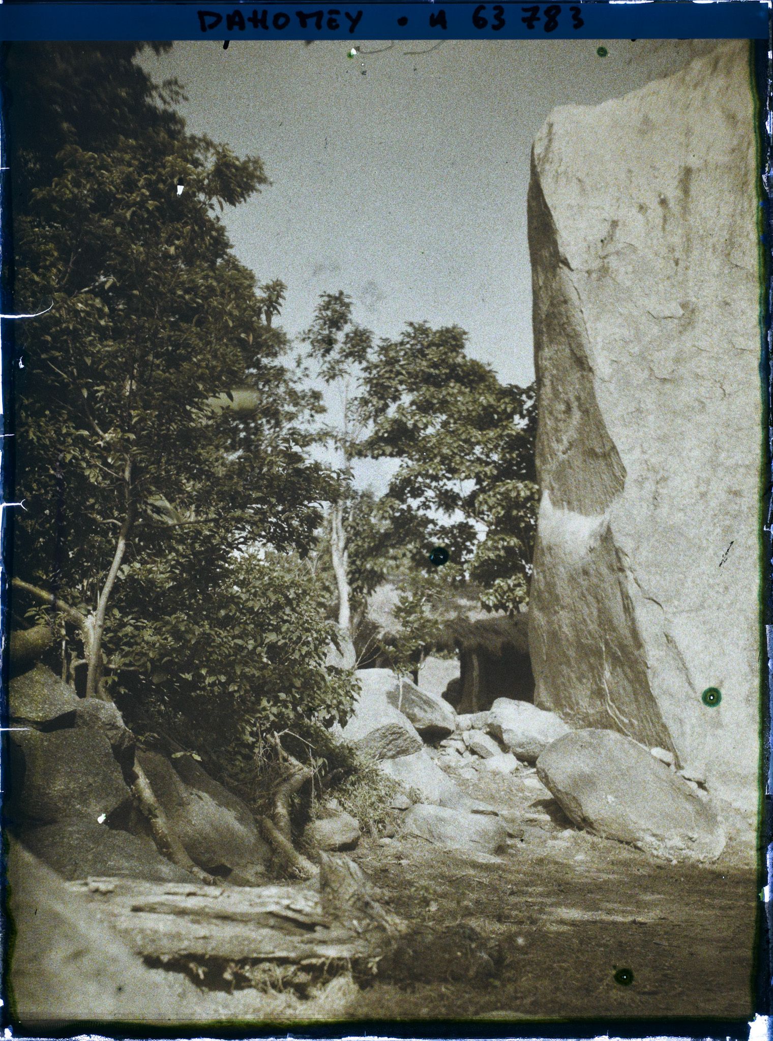 Image représentant Entrée d'un village (" Dassa-Montagne " ?) dans les collines granitiques