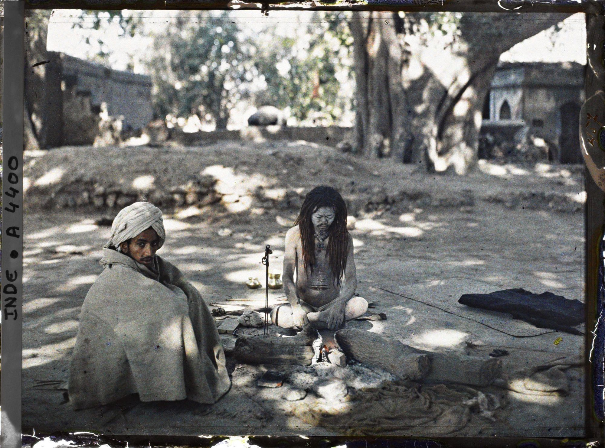 Image représentant Un sadhu (ascète errant) couvert de cendres (shivaïte)