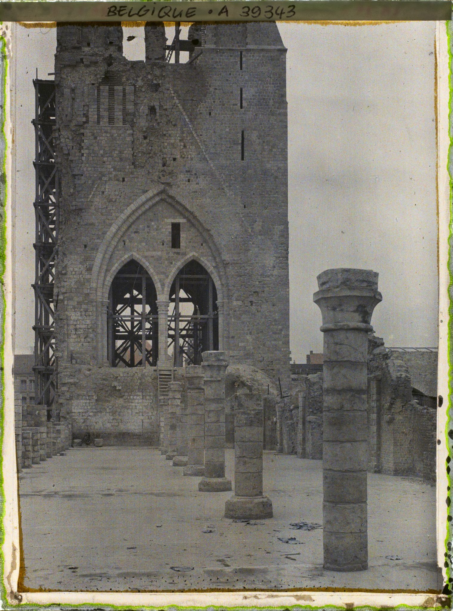 Image représentant Belgique, Ypres, Ruines de la Halle et reconstruction