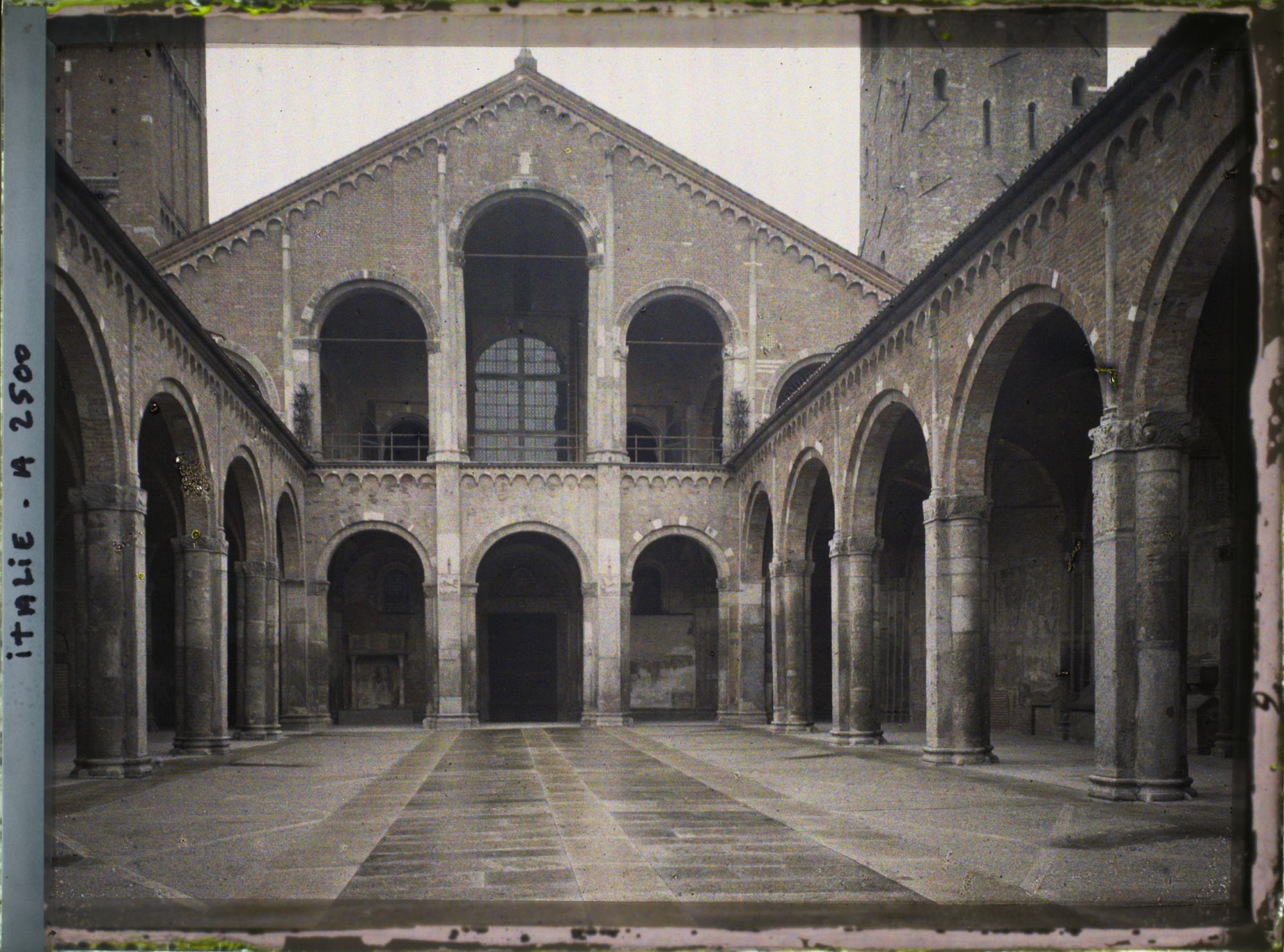 Image représentant La basilique Sant'Ambrogio et son atrium