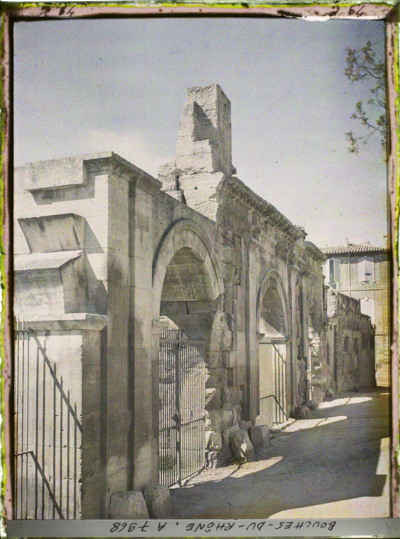 Image représentant Une des portes du théâtre antique