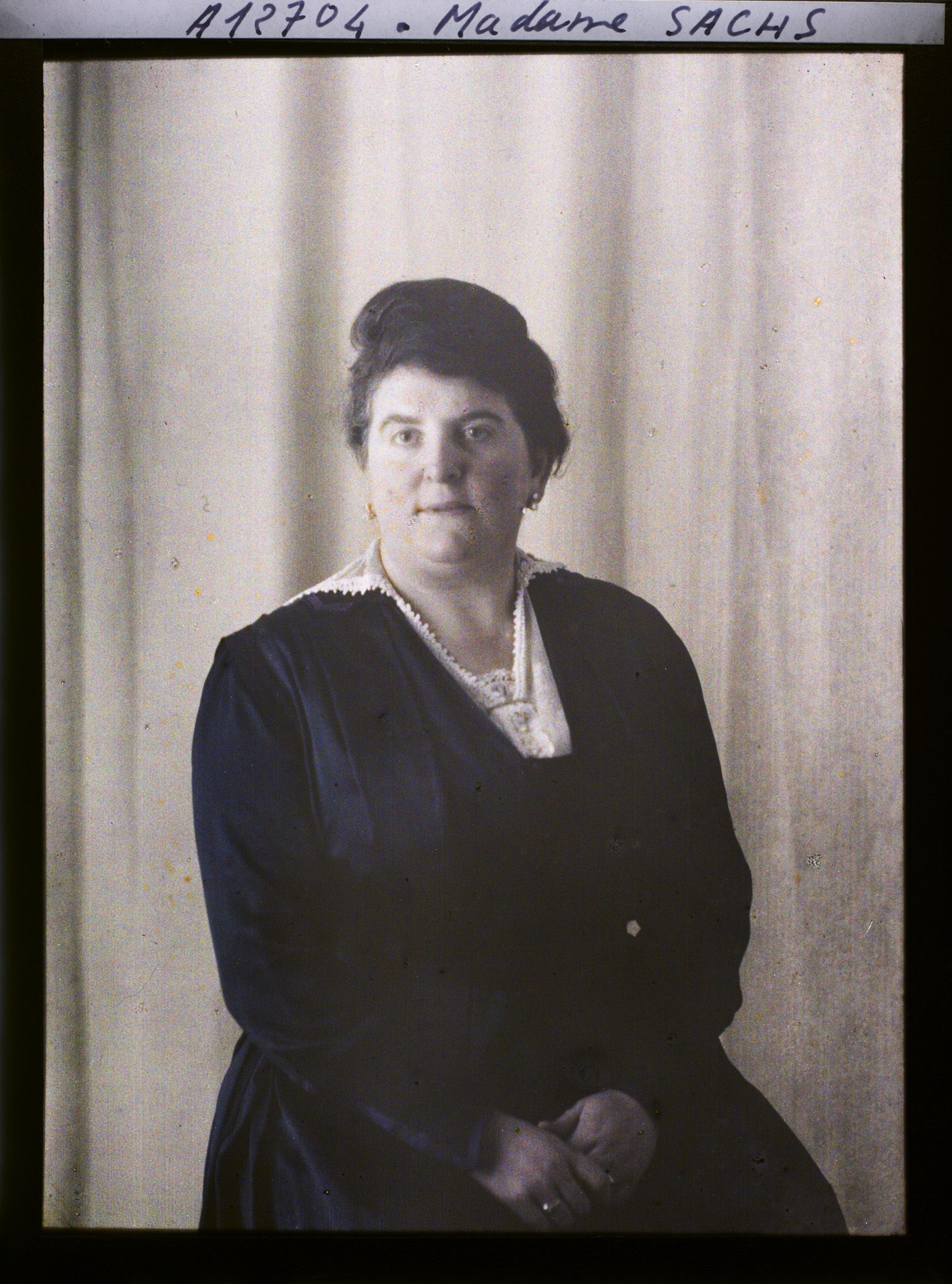 Image représentant https://musee-albert-kahn.s-museum.fr/home/NWQ2OTAwYzNmYjZlZTk1ZWQwODJmMjY4L2dlbmVyaWMtbm90aWNlLXRhYi9hdXRob3JpdHkvNjE3YTc5ZjVjZjhiODk2OGIzMzM3ZDIx/5d6900c3fb6ee95ed082f268/generic-notice-tab/authority/617a79ebcf8b8968b3337717 Madame Sachs