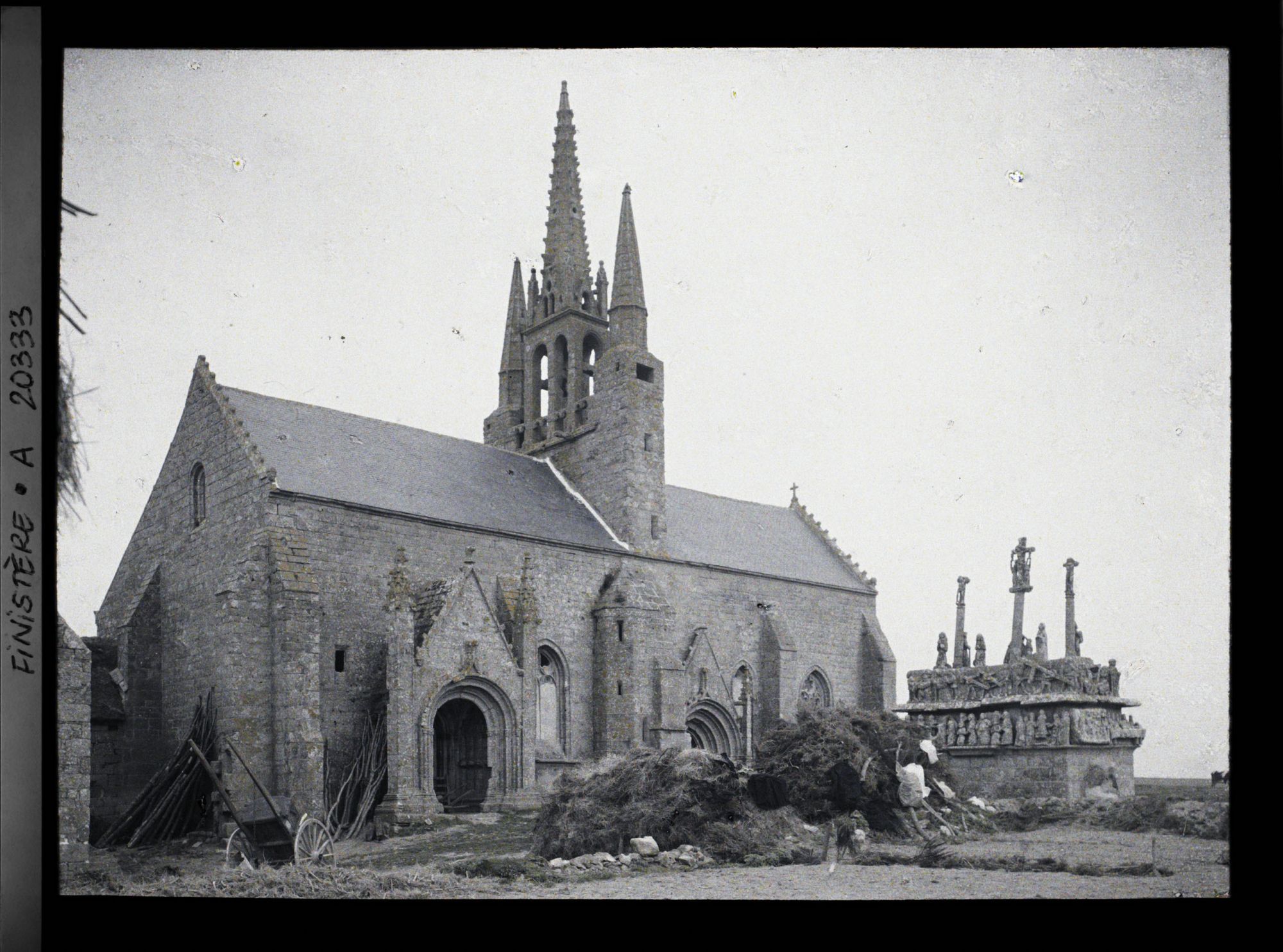Image représentant La chapelle Notre-Dame-de-Tronoën et le calvaire