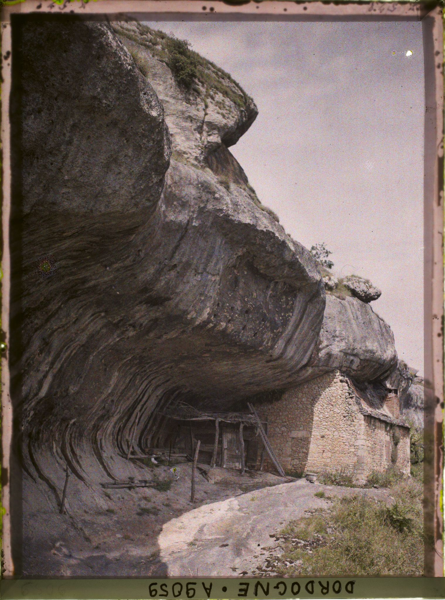 Image représentant France, Les Eyzies (Dordogne), Vue pris de la terrasse du Chau vers le N-E, vers la paroi de la Beune (en hauteur)