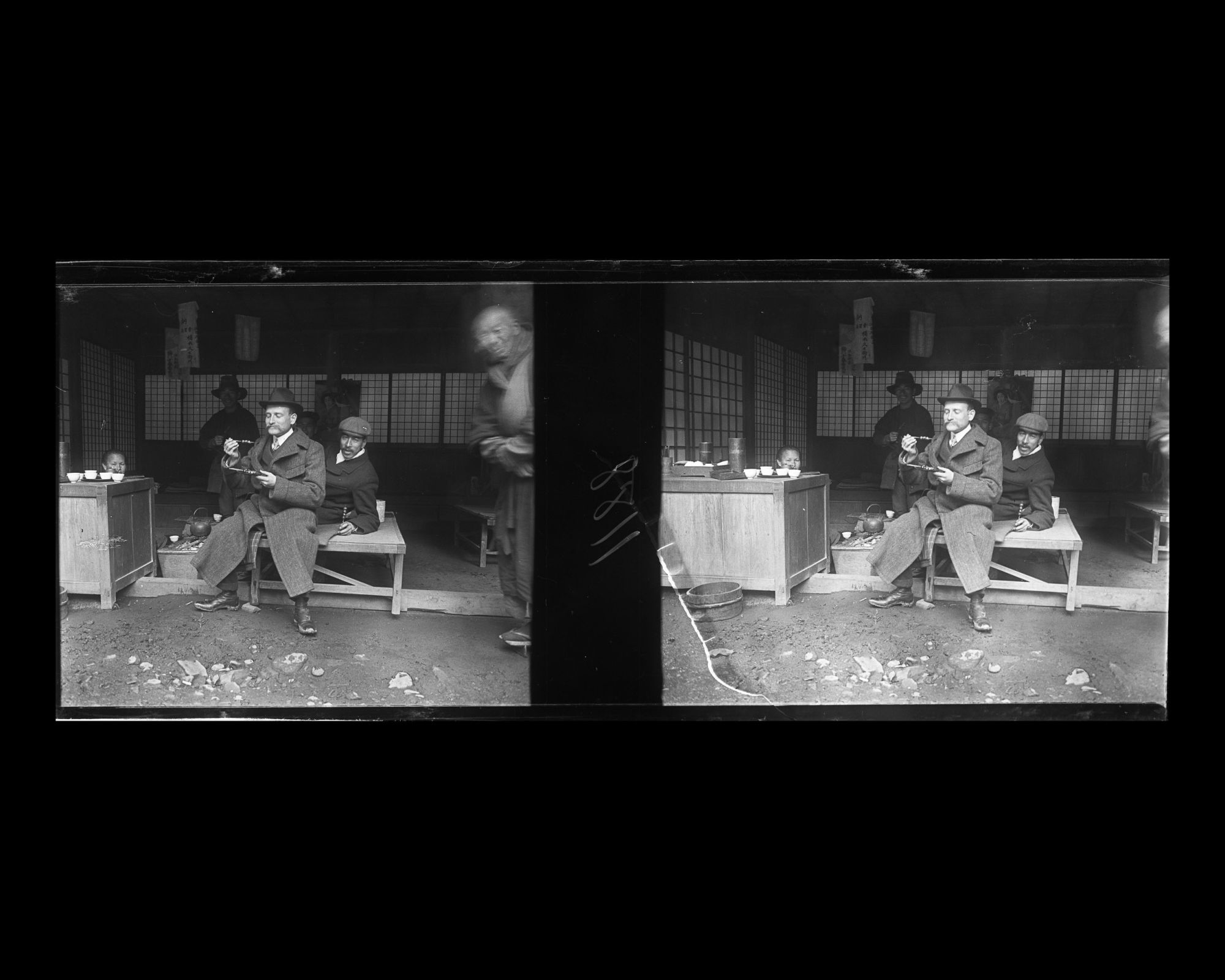 Image représentant Maurice Levy et Nériki, l'un deux guides japonais mis à la disposition d'Albert kahn et de ses compagnons de voyage, dégustant des brochettes