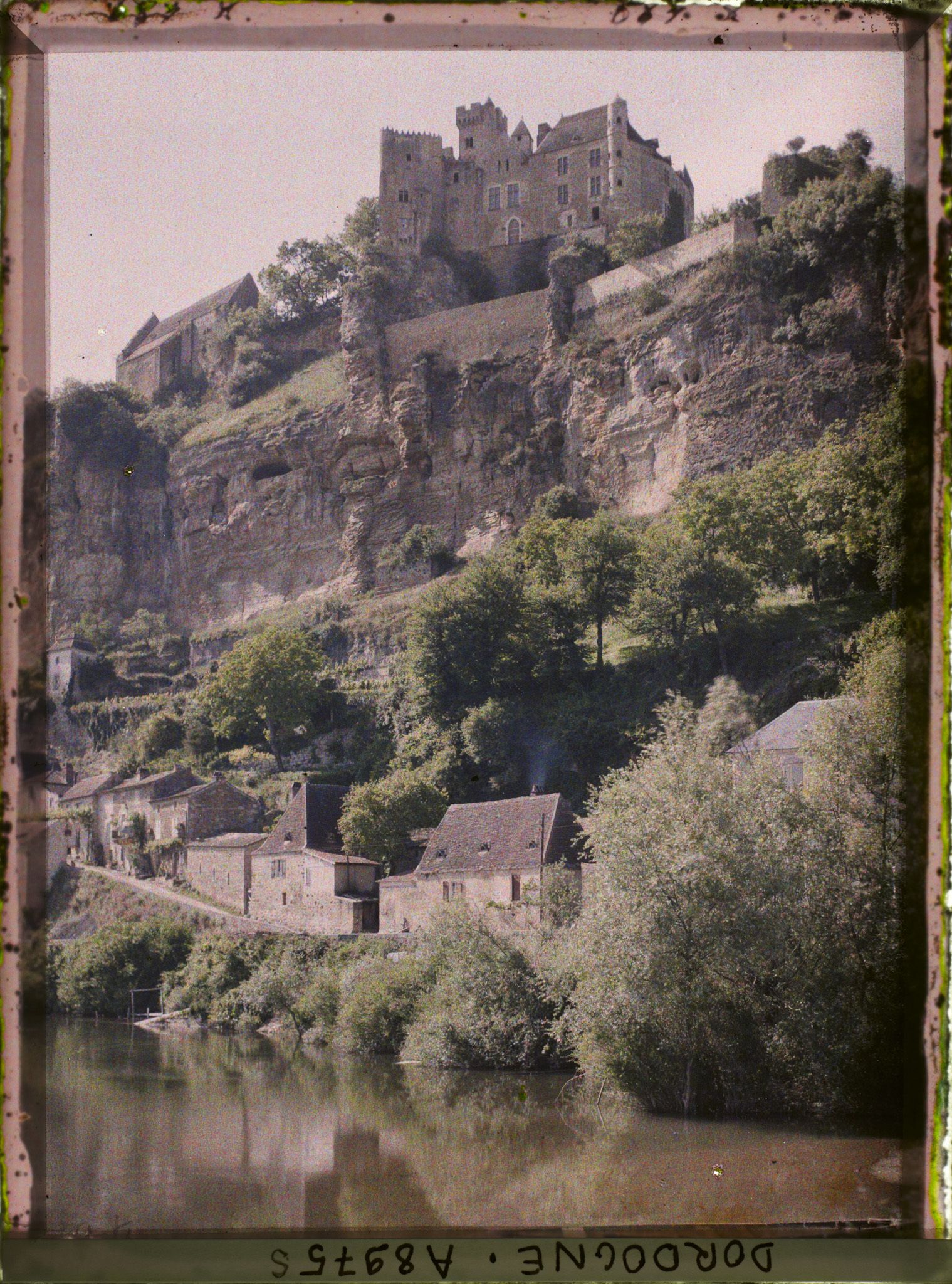 Image représentant France, Beynac, Le chateau vu en hauteur