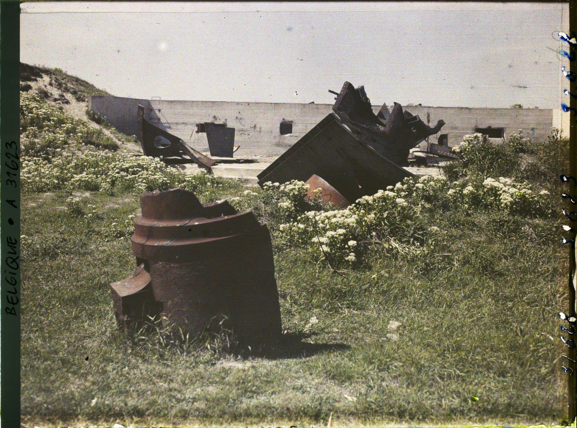 Image représentant Belgique, Ostende, Batterie Hindenburg, Effet de l'éclatement d'une pièce; au 1er plan, la culasse et au fond, la plateforme de la pièce
