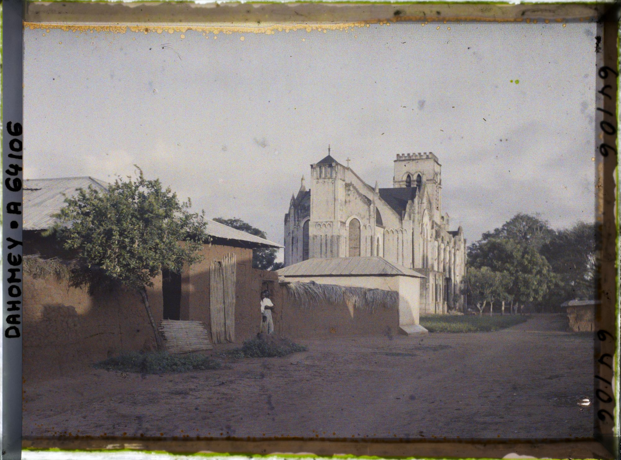 Image représentant La cathédrale, actuelle basilique de l'Immaculée-Conception, au soleil couchant