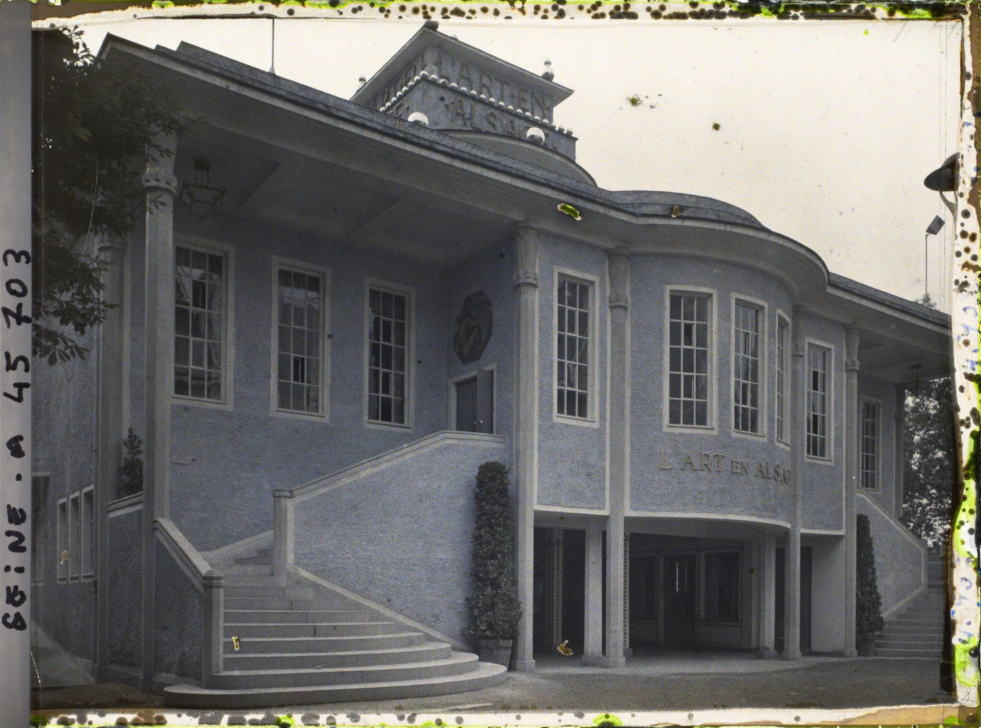 Image représentant L'Exposition des arts décoratifs, le Village français sous la direction de Charles Genuys, Pavillon de l'Art en Alsace