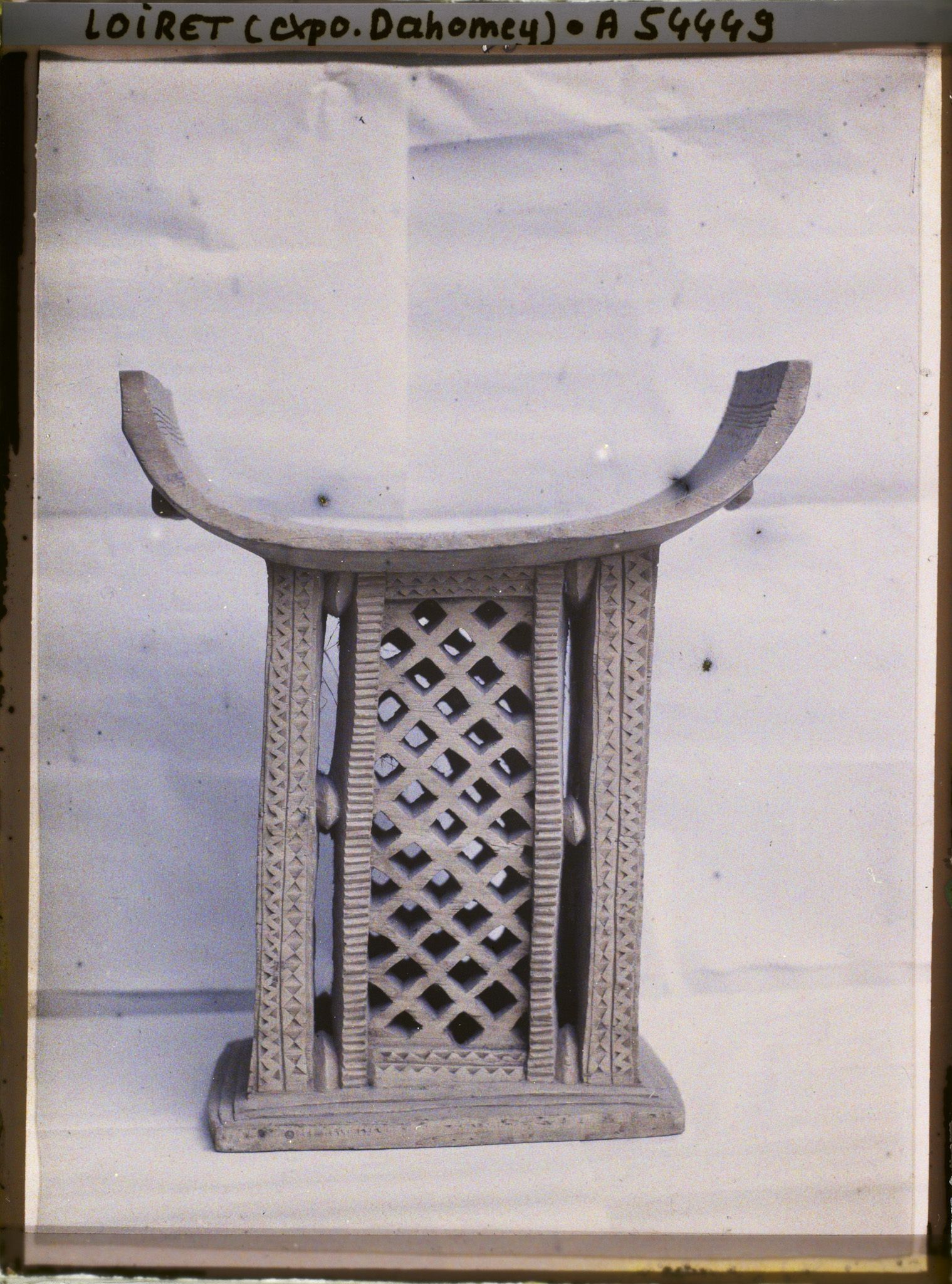 Image représentant Exposition d'art africain, un trône en bois