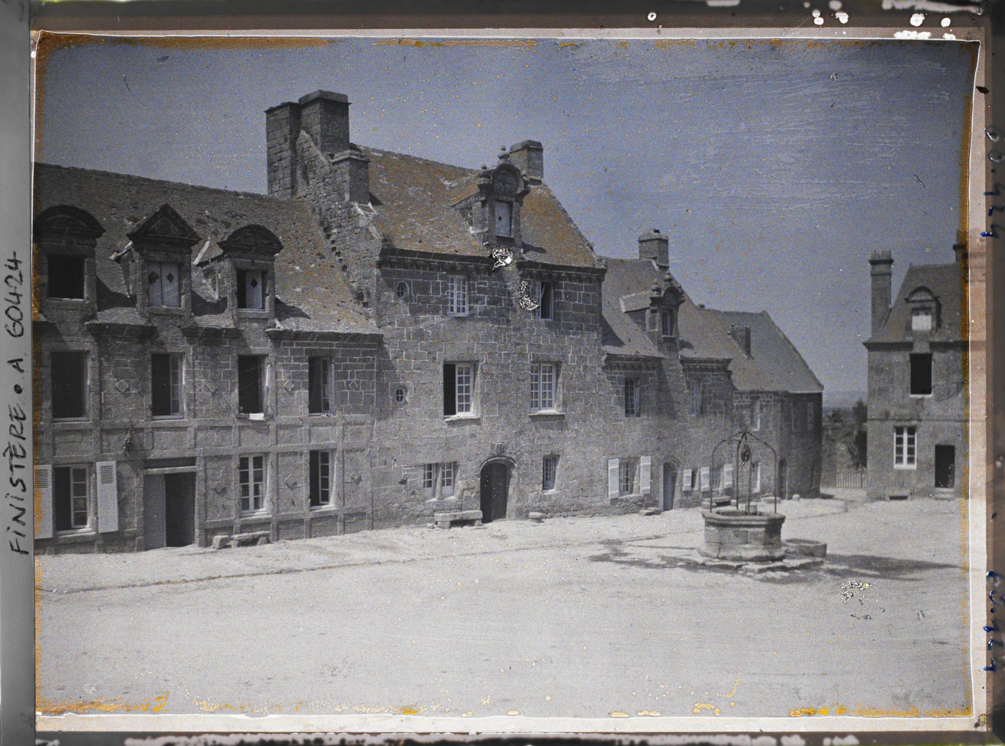 Image représentant La place de l'Eglise avec à gauche la maison Ty Coz et au centre l'ancien bureau des toiles