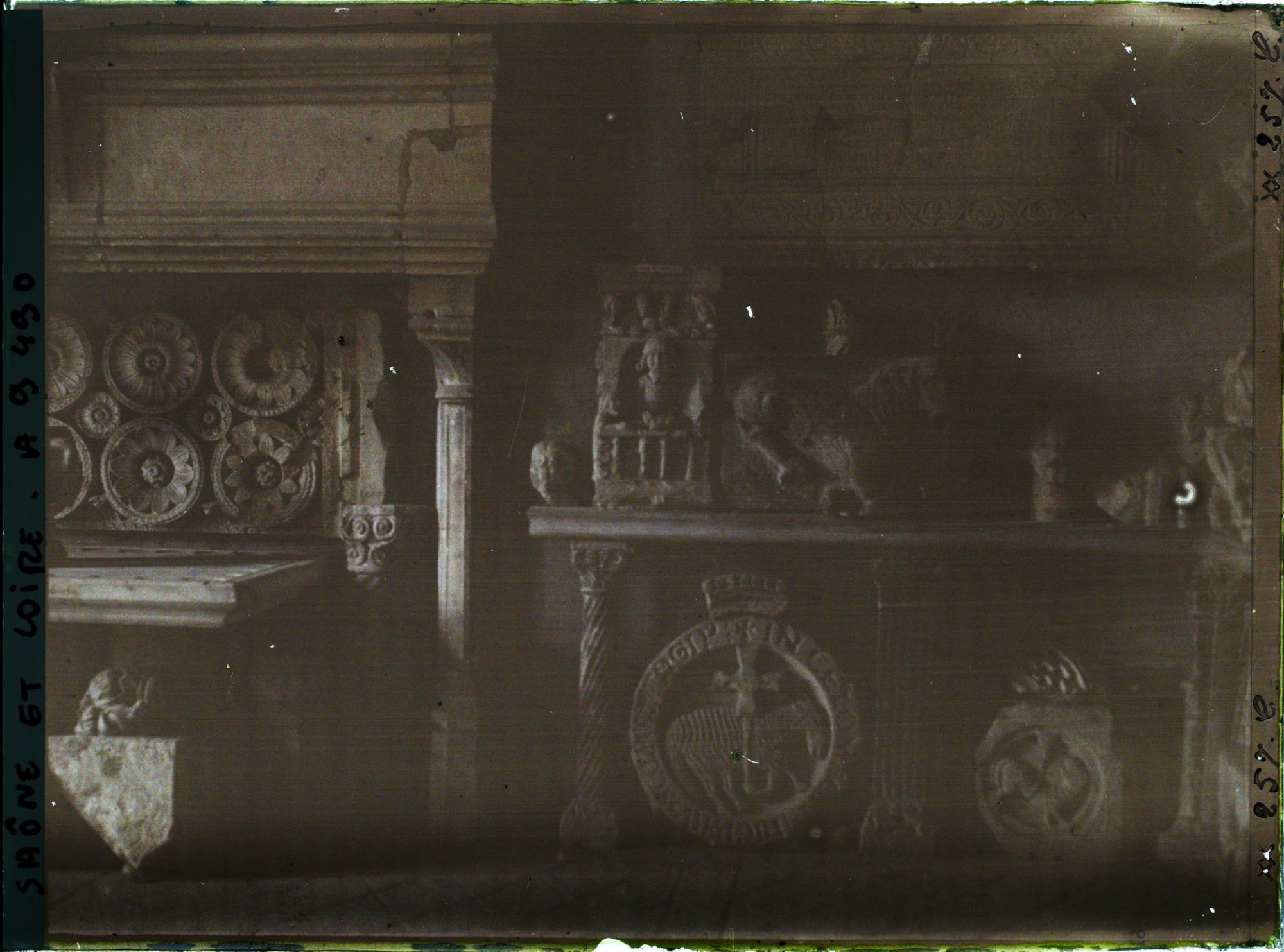 Image représentant Musée Jean Ochier, vestiges de l'abbaye de Cluny dont la clef de voûte provenant de l'avant-nef