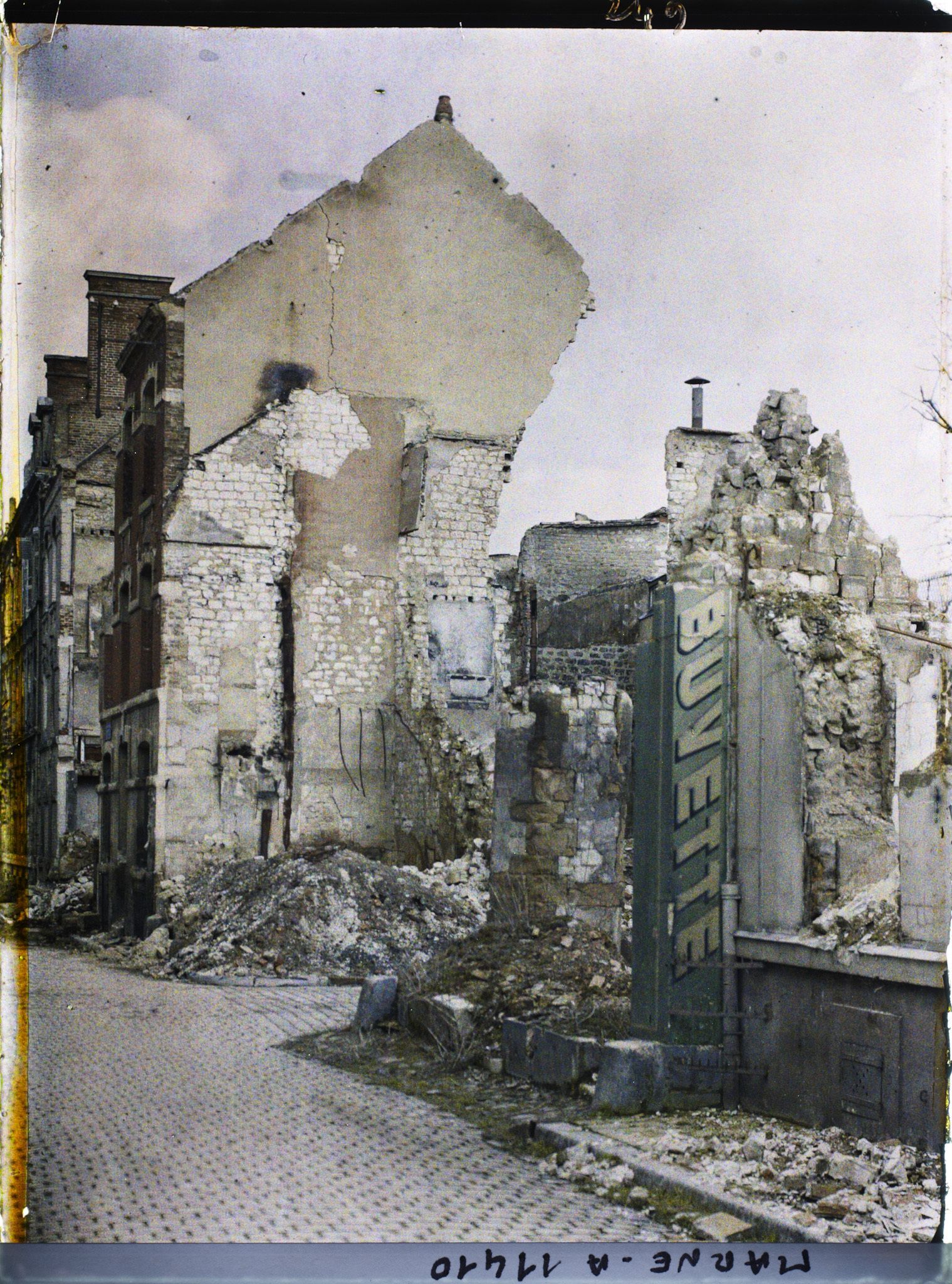 Image représentant Habitations en ruine, rue Eugène Desteuque