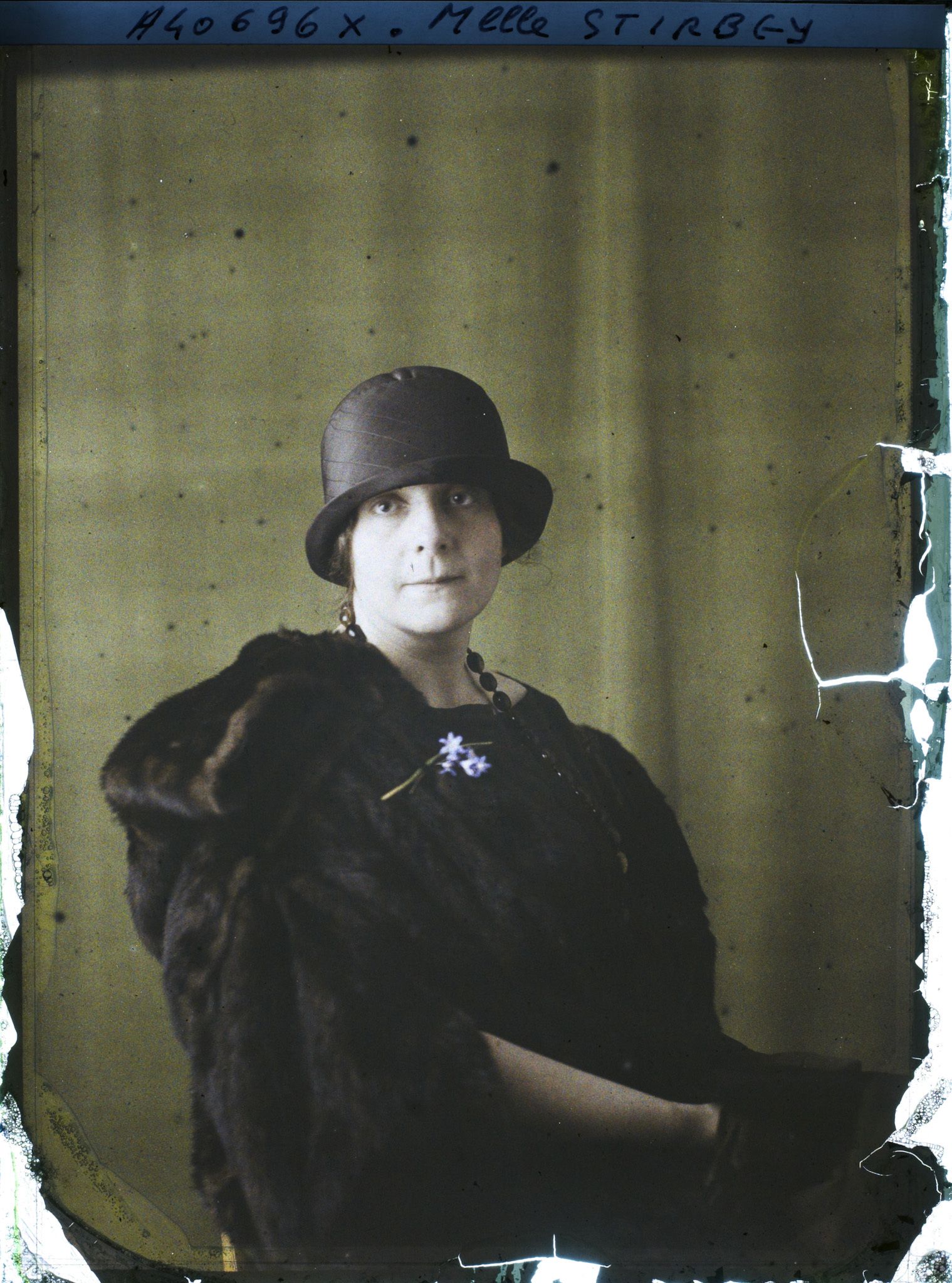 Image représentant https://musee-albert-kahn.s-museum.fr/home/NWQ2OTAwYzNmYjZlZTk1ZWQwODJmMjY4L2dlbmVyaWMtbm90aWNlLXRhYi9hdXRob3JpdHkvNjE3YTc5ZjVjZjhiODk2OGIzMzM3ZDIx/5d6900c3fb6ee95ed082f268/generic-notice-tab/authority/617a79ebcf8b8968b3337809 Mademoiselle Stirbey