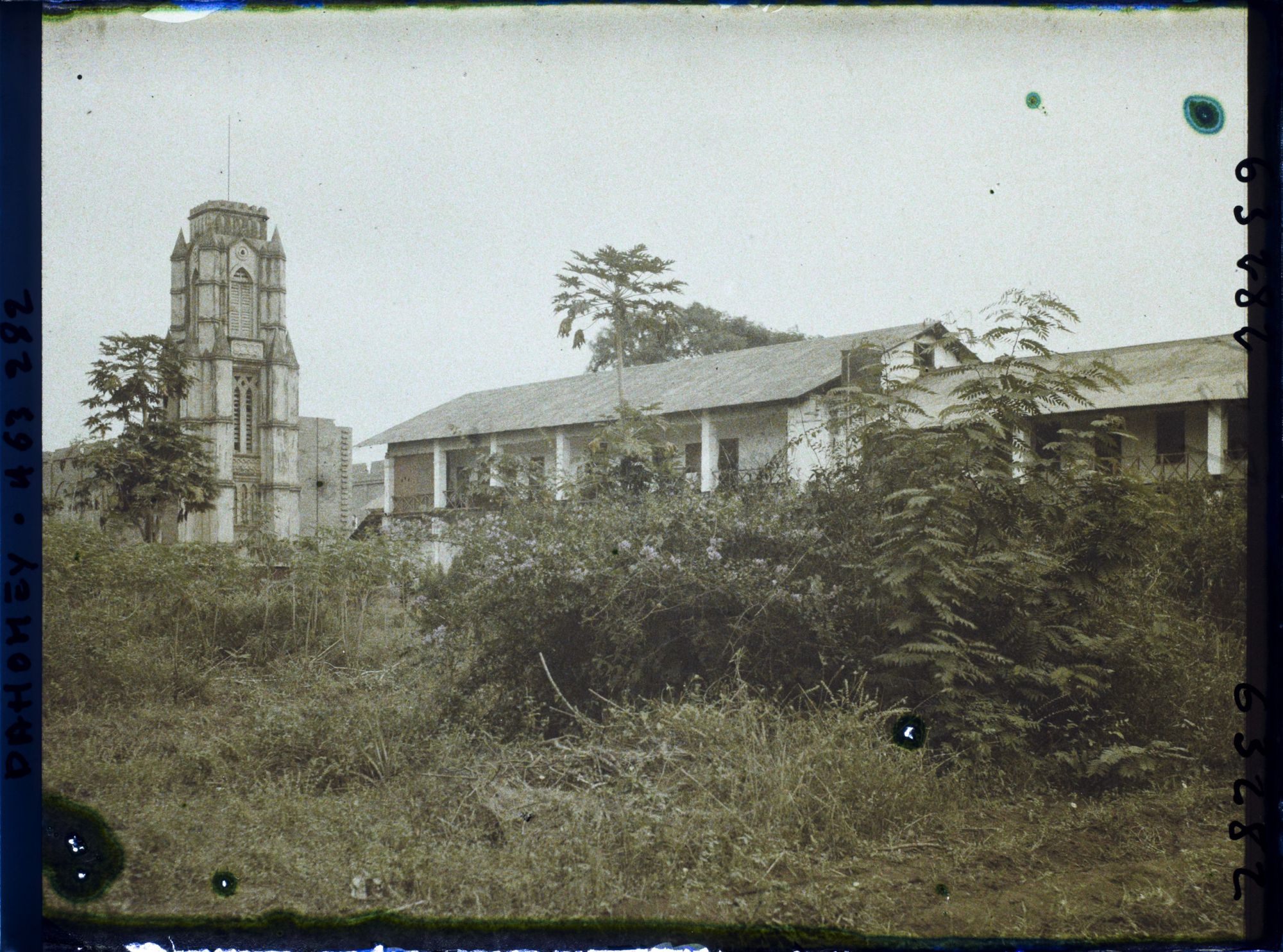 Image représentant Vue sur l'église et la mission catholique