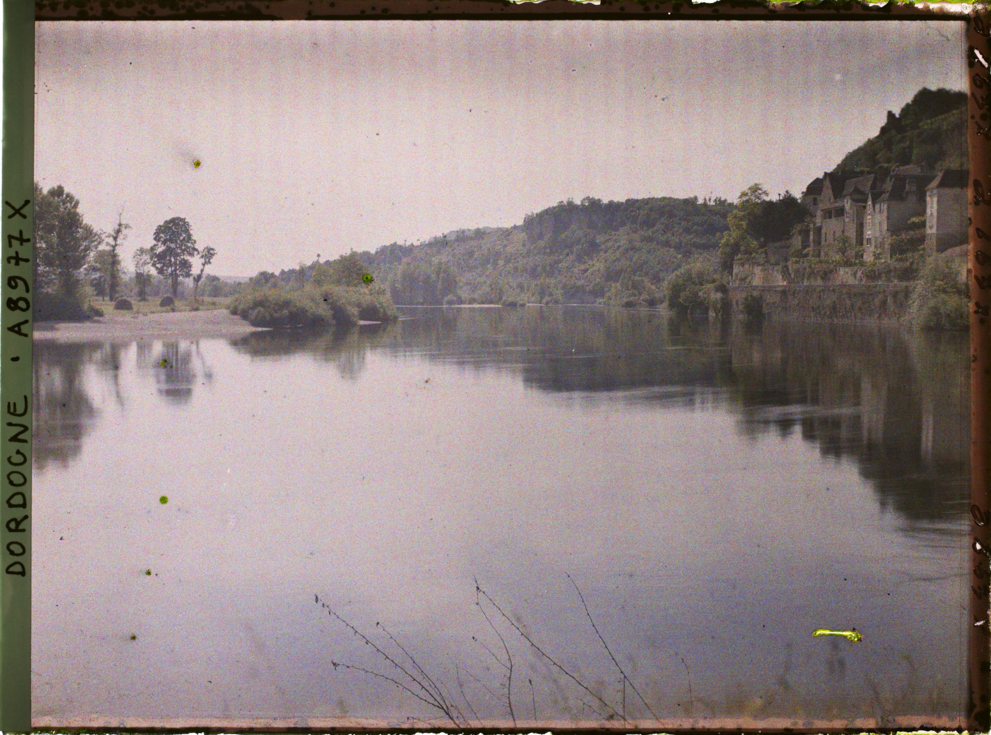 Image représentant France, Beynac, La Dordogne vue au pied de Beynac avec un coin du village