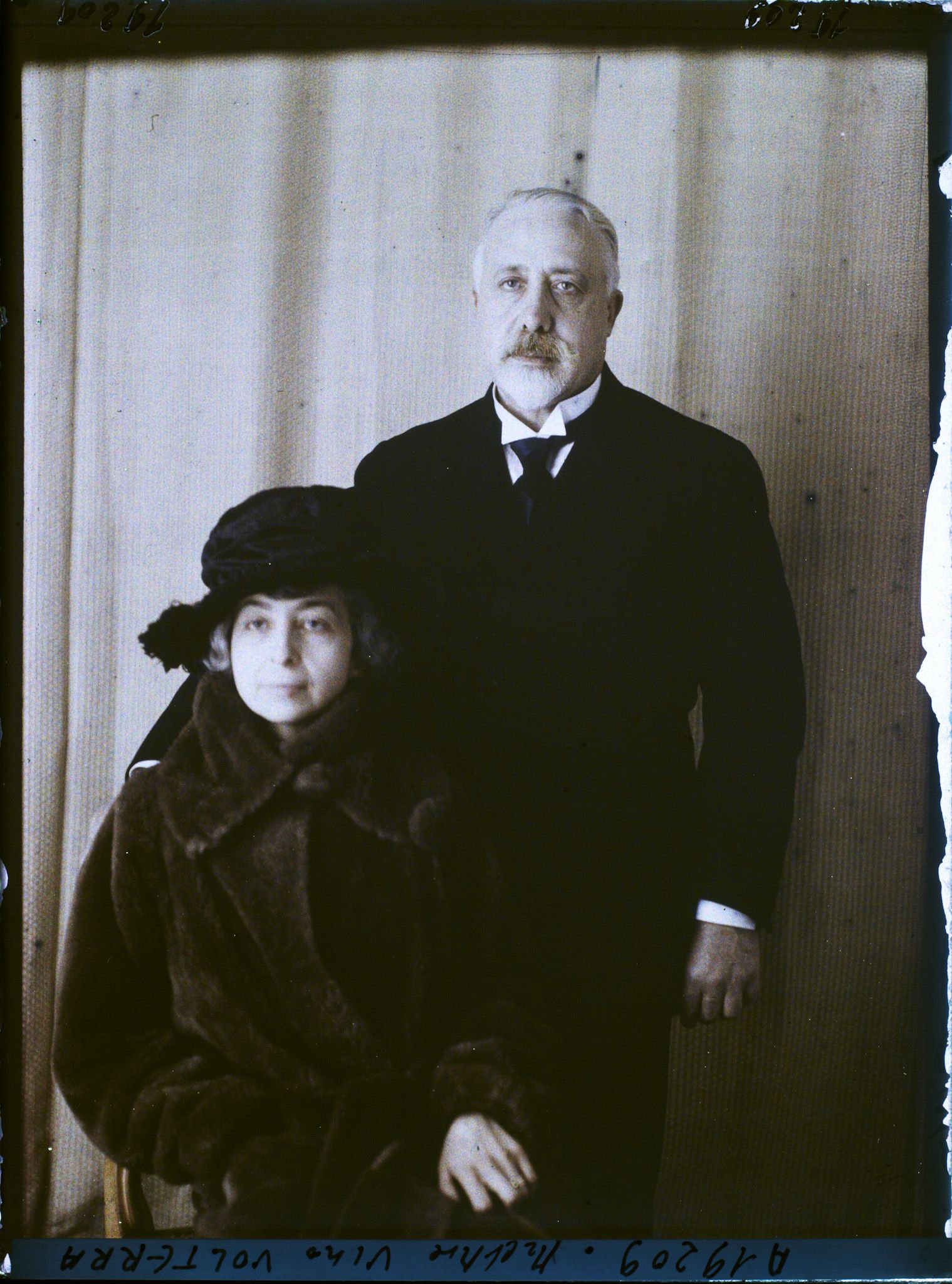 Image représentant https://musee-albert-kahn.s-museum.fr/home/NWQ2OTAwYzNmYjZlZTk1ZWQwODJmMjY4L2dlbmVyaWMtbm90aWNlLXRhYi9hdXRob3JpdHkvNjE3YTc5ZjVjZjhiODk2OGIzMzM3ZDIx/5d6900c3fb6ee95ed082f268/generic-notice-tab/authority/617a79ebcf8b8968b33379f0 Monsieur Vito Volterra avec son  https://musee-albert-kahn.s-museum.fr/home/NWQ2OTAwYzNmYjZlZTk1ZWQwODJmMjY4L2dlbmVyaWMtbm90aWNlLXRhYi9hdXRob3JpdHkvNjE3YTc5ZjVjZjhiODk2OGIzMzM3ZDIx/5d6900c3fb6ee95ed082f268/generic-notice-tab/authority/617a79ebcf8b8968b33379f1 épouse