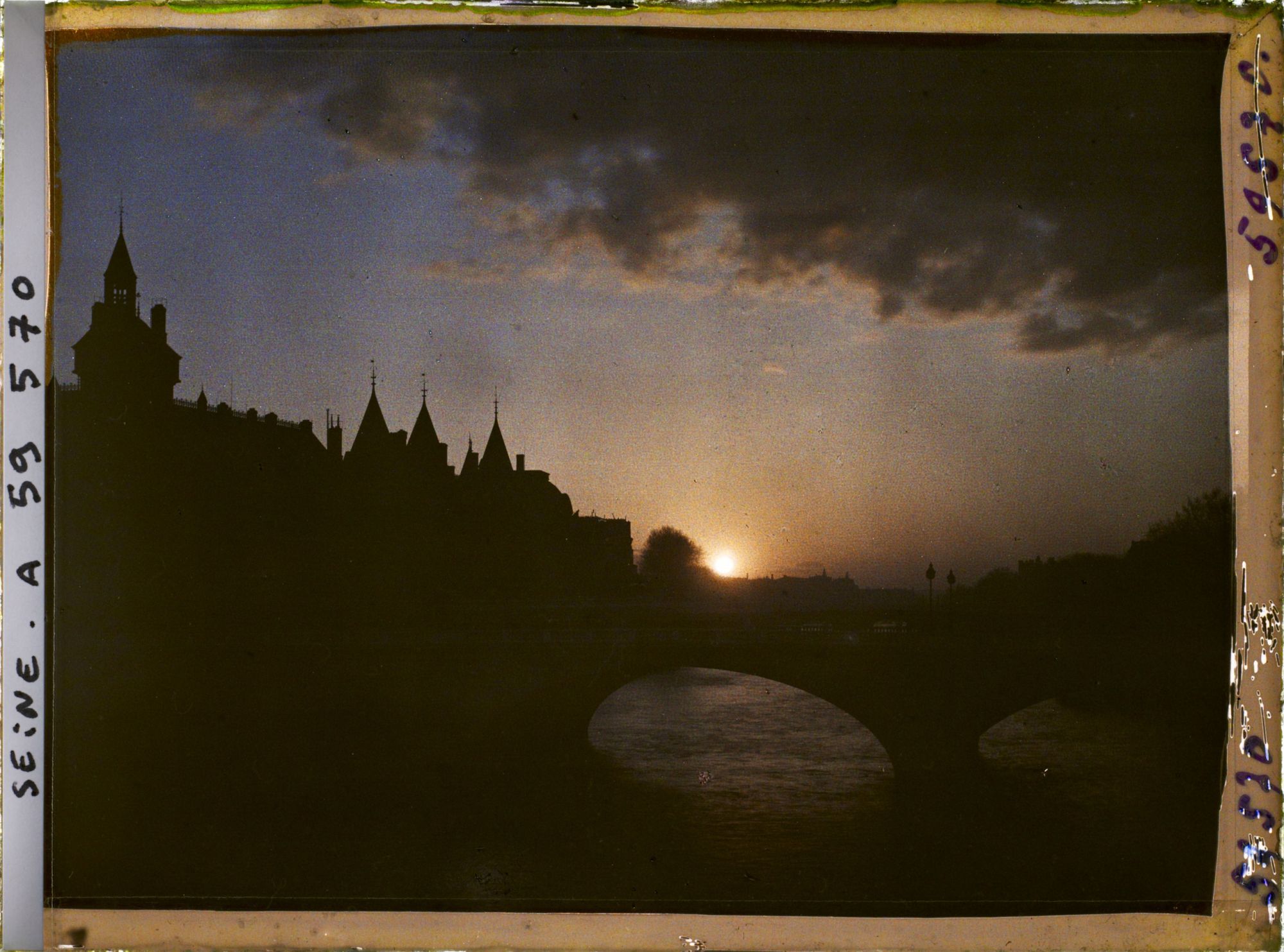 Image représentant Coucher de soleil sur Paris, en direction de la Conciergerie