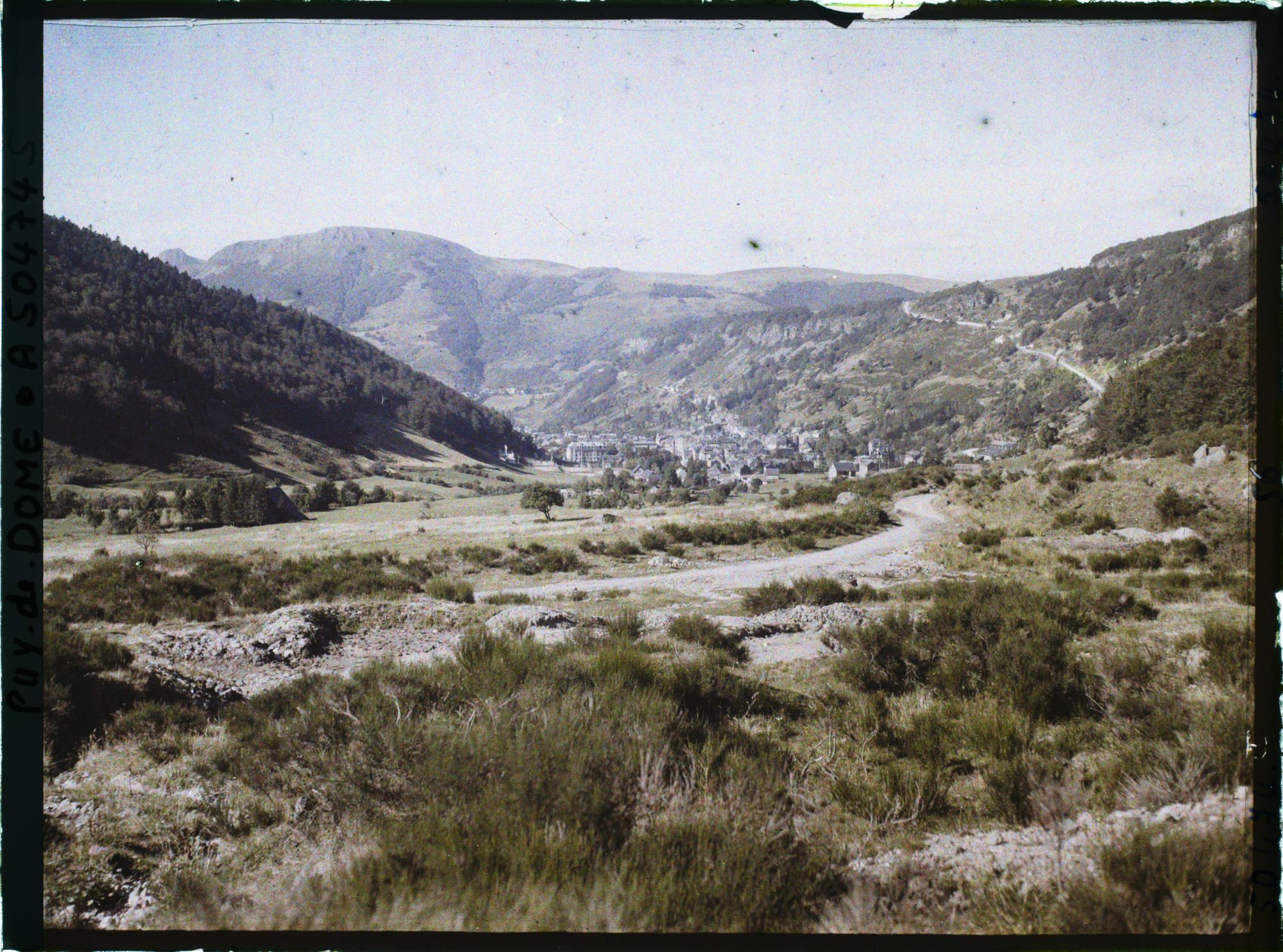 Image représentant France, Mont-Dore, La Vallée du Mont Dore, à g. le Puy Gros - à dr. la route de Besse