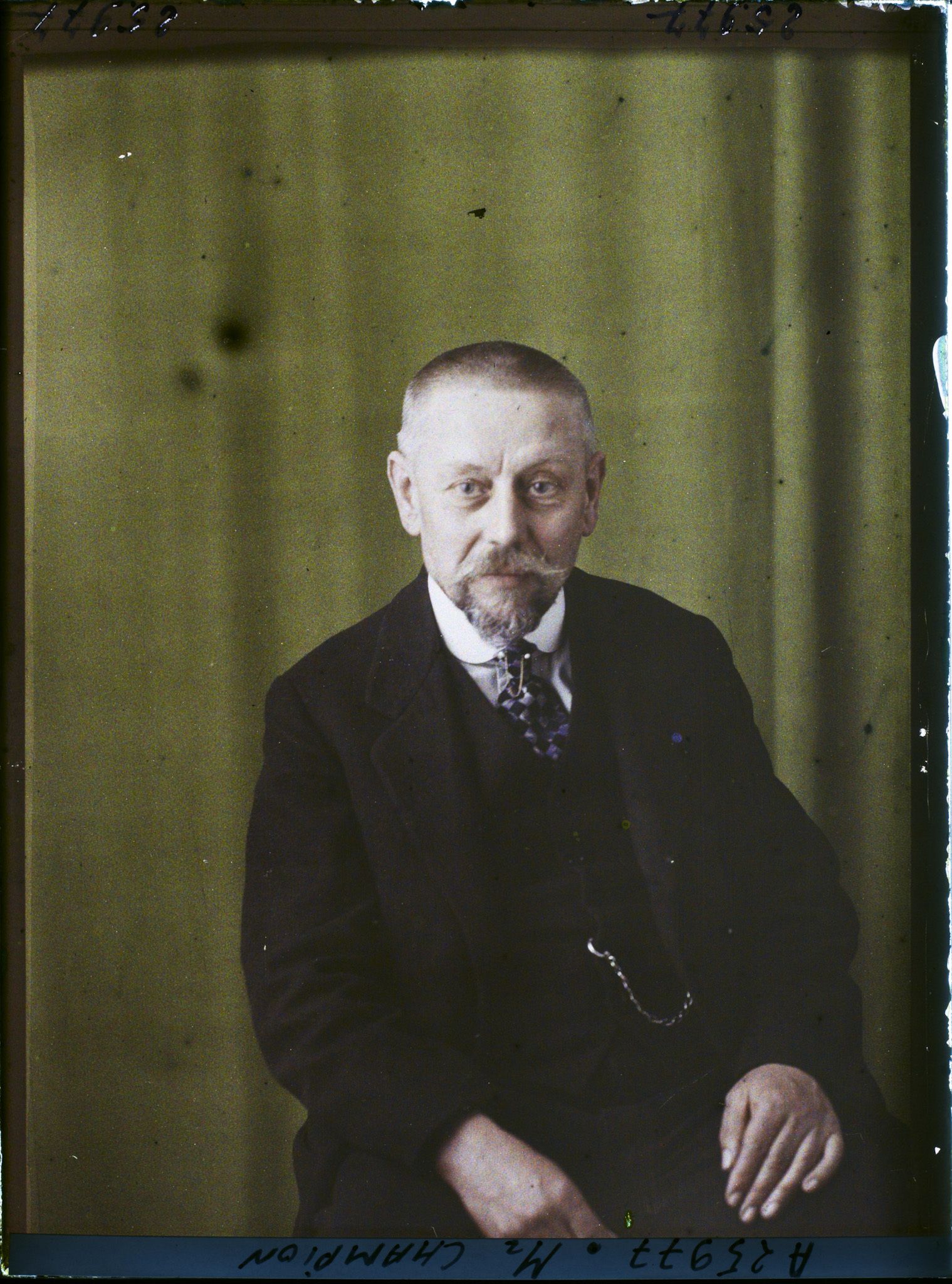 Image représentant https://musee-albert-kahn.s-museum.fr/home/NWQ2OTAwYzNmYjZlZTk1ZWQwODJmMjY4L2dlbmVyaWMtbm90aWNlLXRhYi9hdXRob3JpdHkvNjE3YTc5ZjVjZjhiODk2OGIzMzM3ZDIx/5d6900c3fb6ee95ed082f268/generic-notice-tab/authority/617a79ebcf8b8968b3336a58 Monsieur Champion