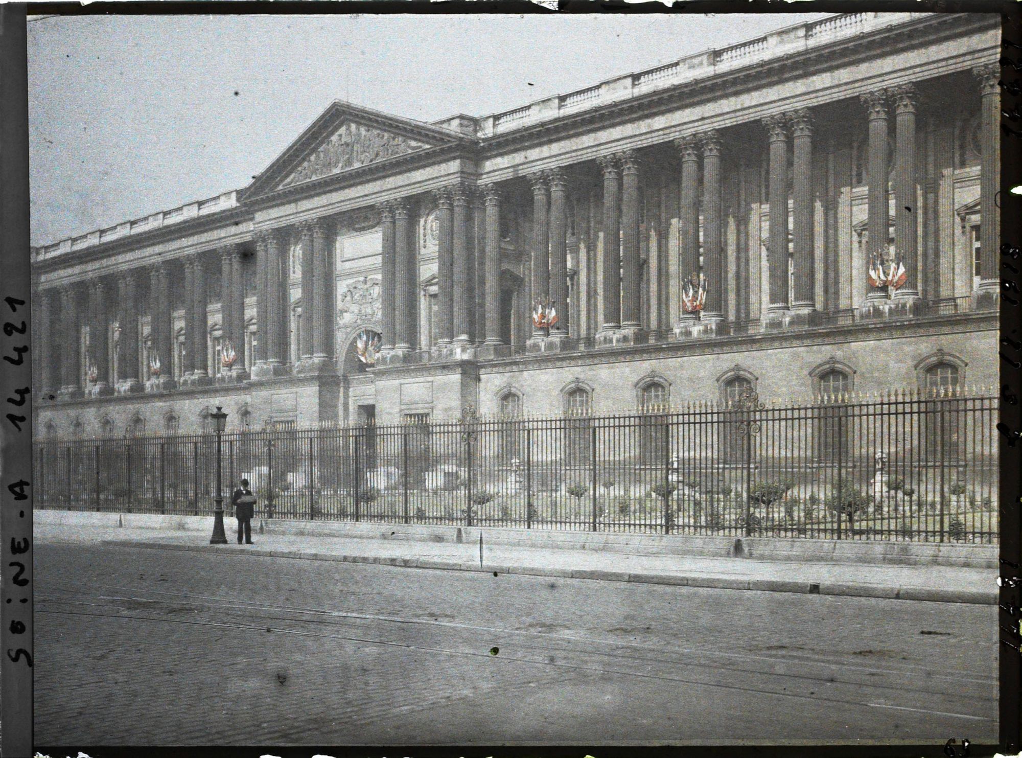 Image représentant La colonnade du Louvre décorée de drapeaux