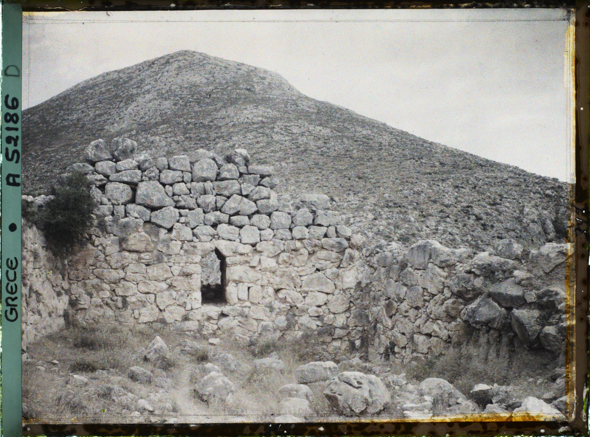 Image représentant Sur l'Acropole, l'une des portes du donjon nord-est