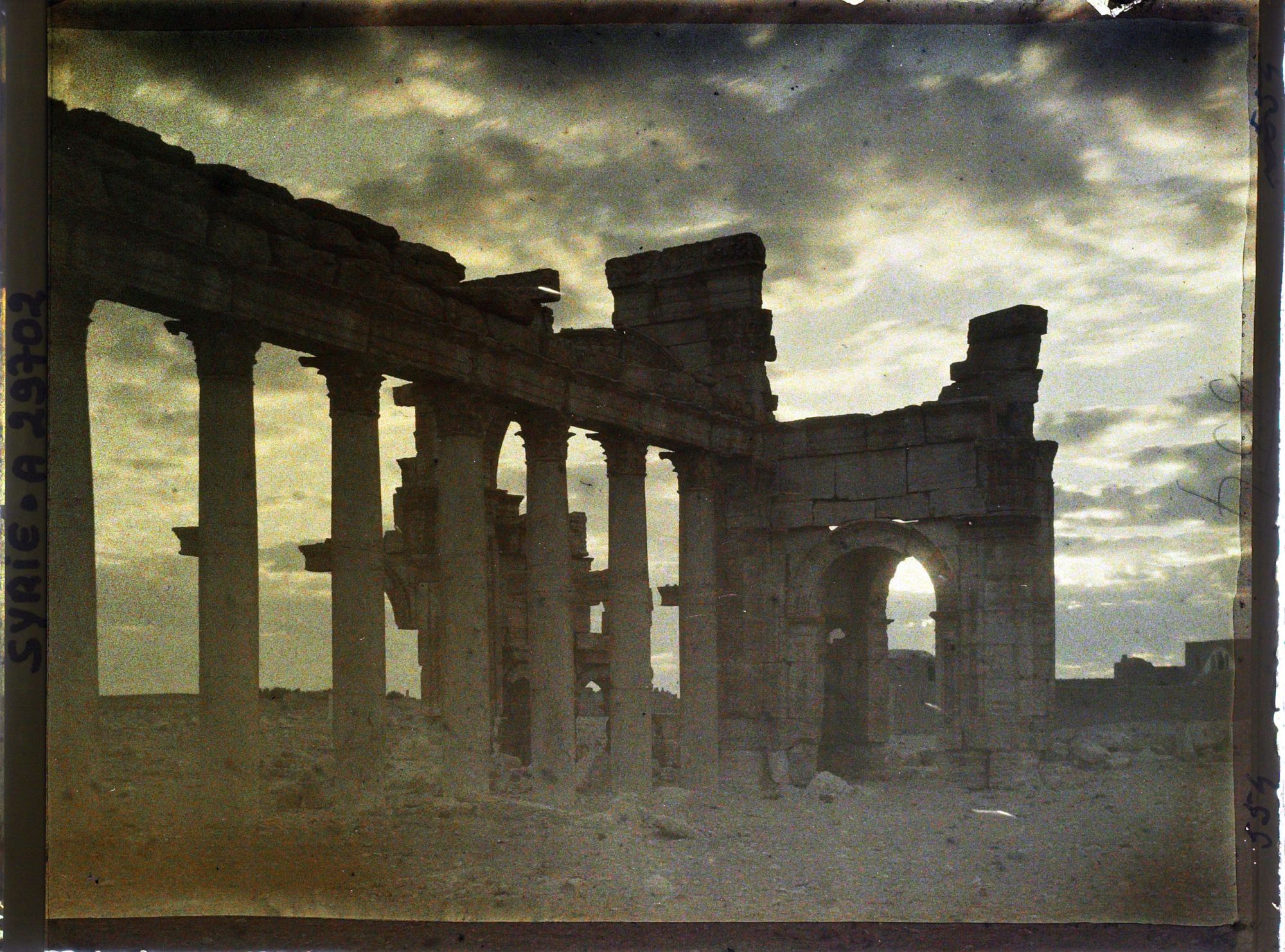 Image représentant Le début de la Grande colonnade et l'arc monumental au lever du jour
