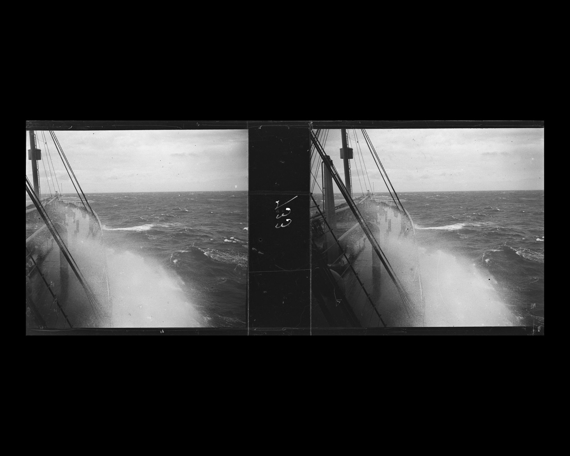 Image représentant Paquets de mer balayant l'avant du navire