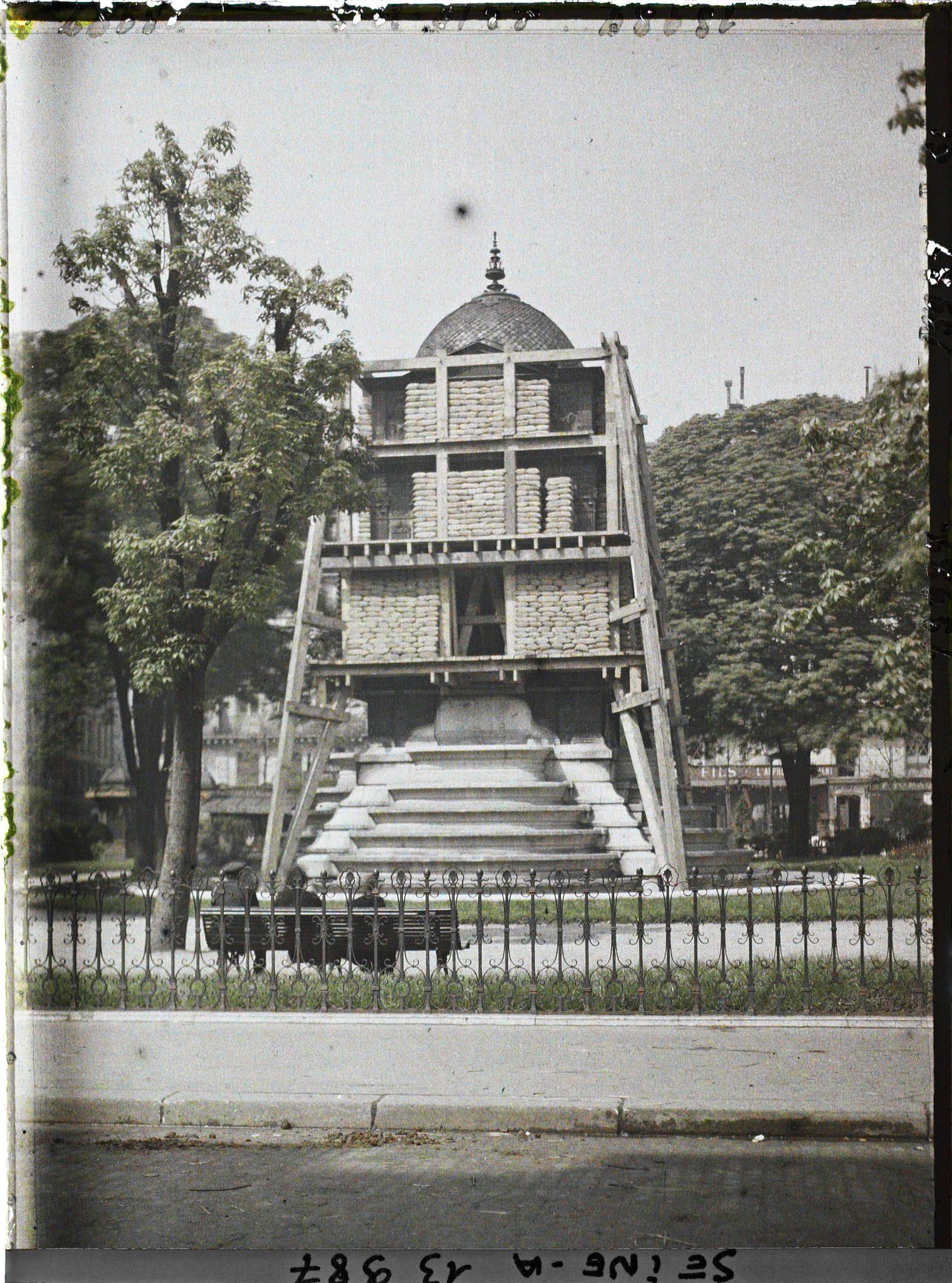 Image représentant La fontaine des Innocents place Joachim-du-Bellay