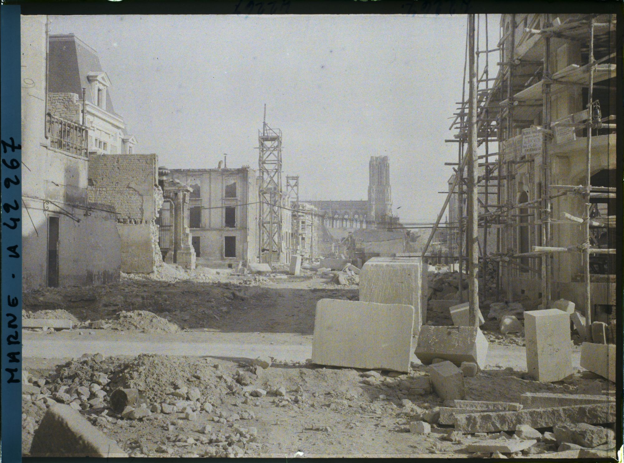 Image représentant France, Reims, Vue prise depuis la rue Thiers vers la Cathédrale
