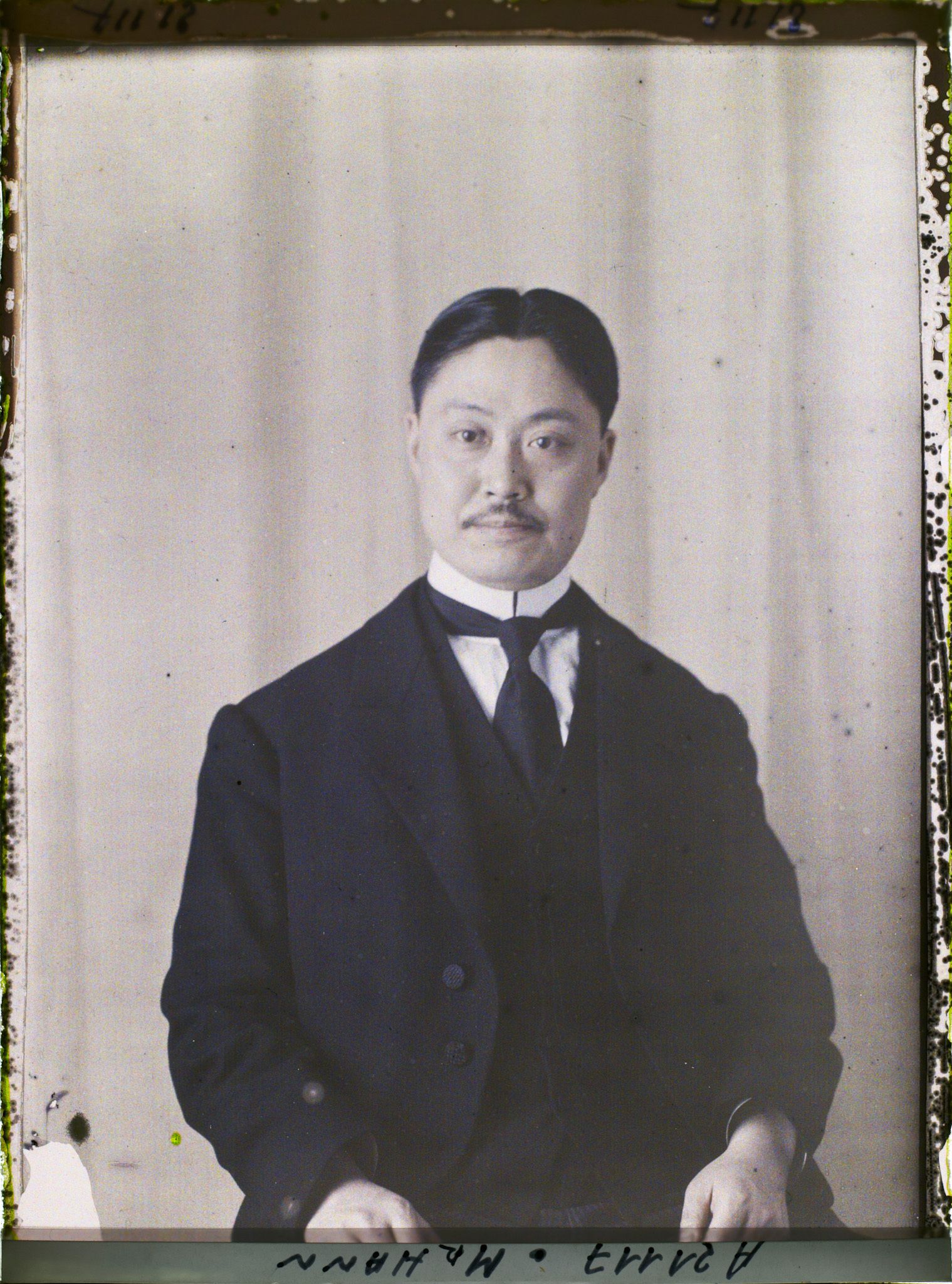 Image représentant https://musee-albert-kahn.s-museum.fr/home/NWQ2OTAwYzNmYjZlZTk1ZWQwODJmMjY4L2dlbmVyaWMtbm90aWNlLXRhYi9hdXRob3JpdHkvNjE3YTc5ZjVjZjhiODk2OGIzMzM3ZDIx/5d6900c3fb6ee95ed082f268/generic-notice-tab/authority/617a79eacf8b8968b333657d Monsieur Hann