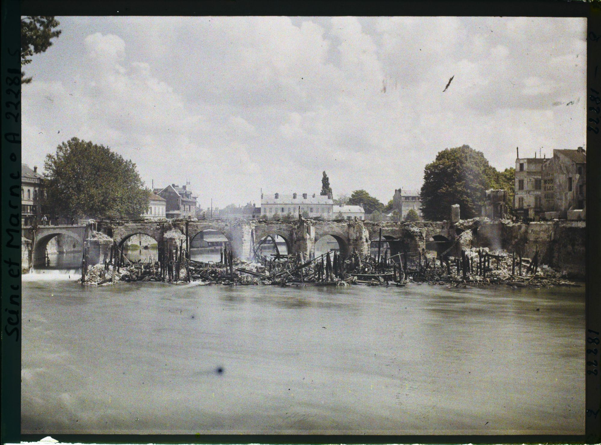 Image représentant France, Meaux, Ensemble des moulins incendiés, vu de la rive dr. de la Marne