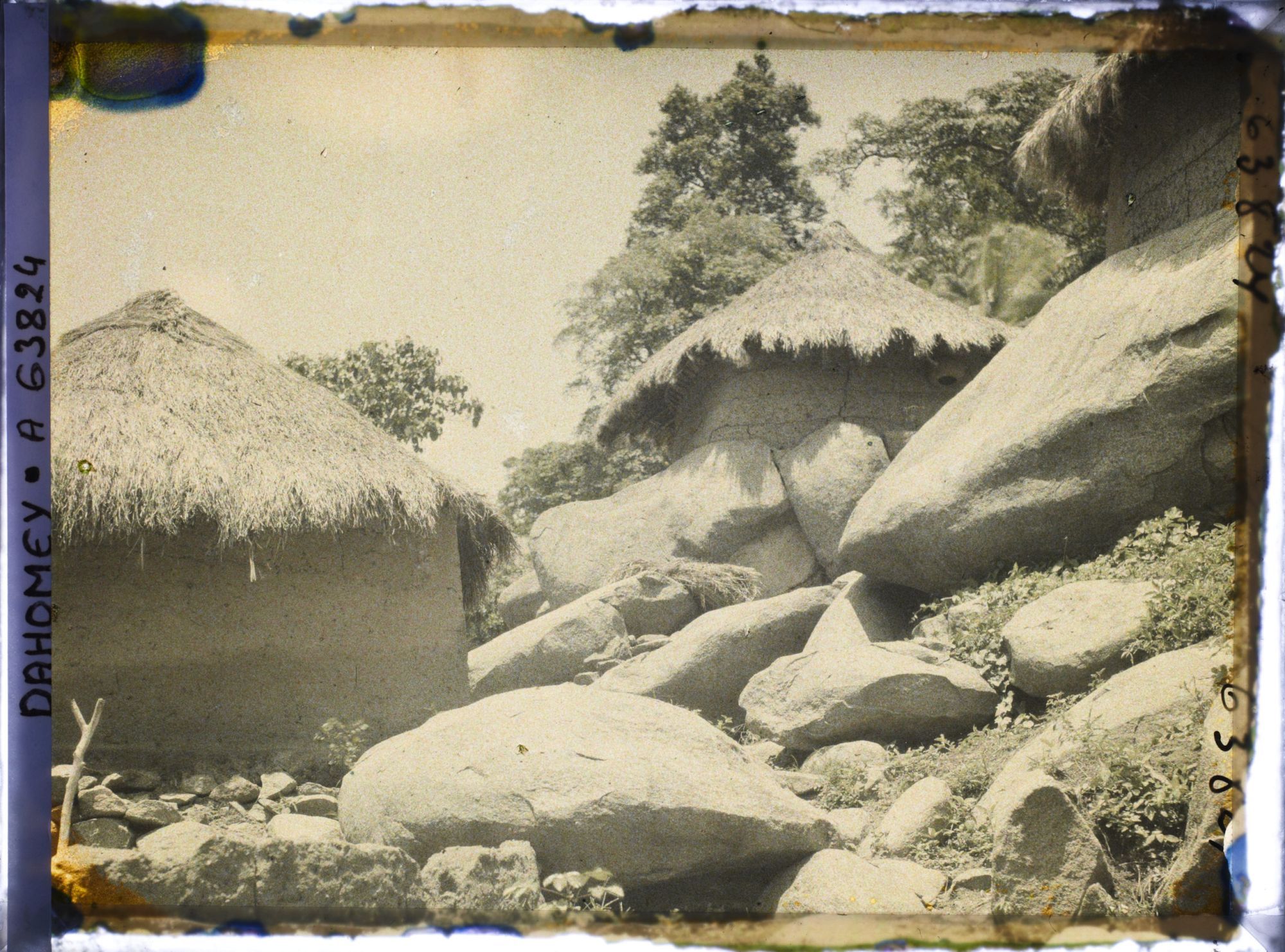 Image représentant Cases à flanc de montagne, au milieu d'éboulis rocheux