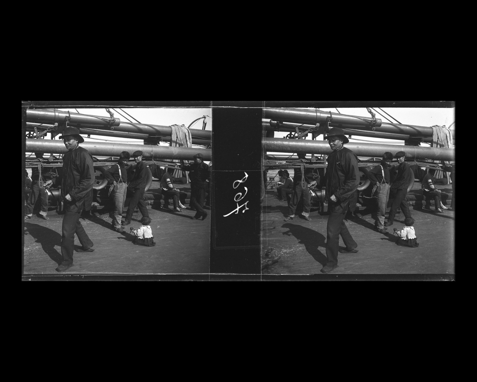 Image représentant Passagers asiatiques sur le pont