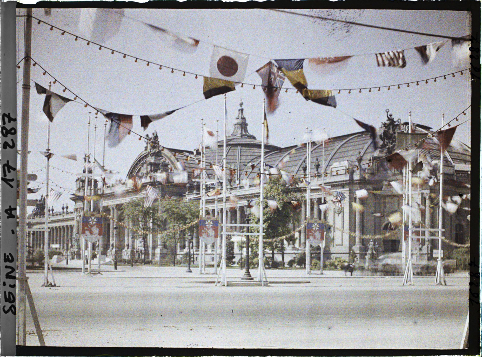 Image représentant Le Grand Palais et l'avenue des Champs-Elysées décorés pour les fêtes de la Victoire des 13 et 14 juillet